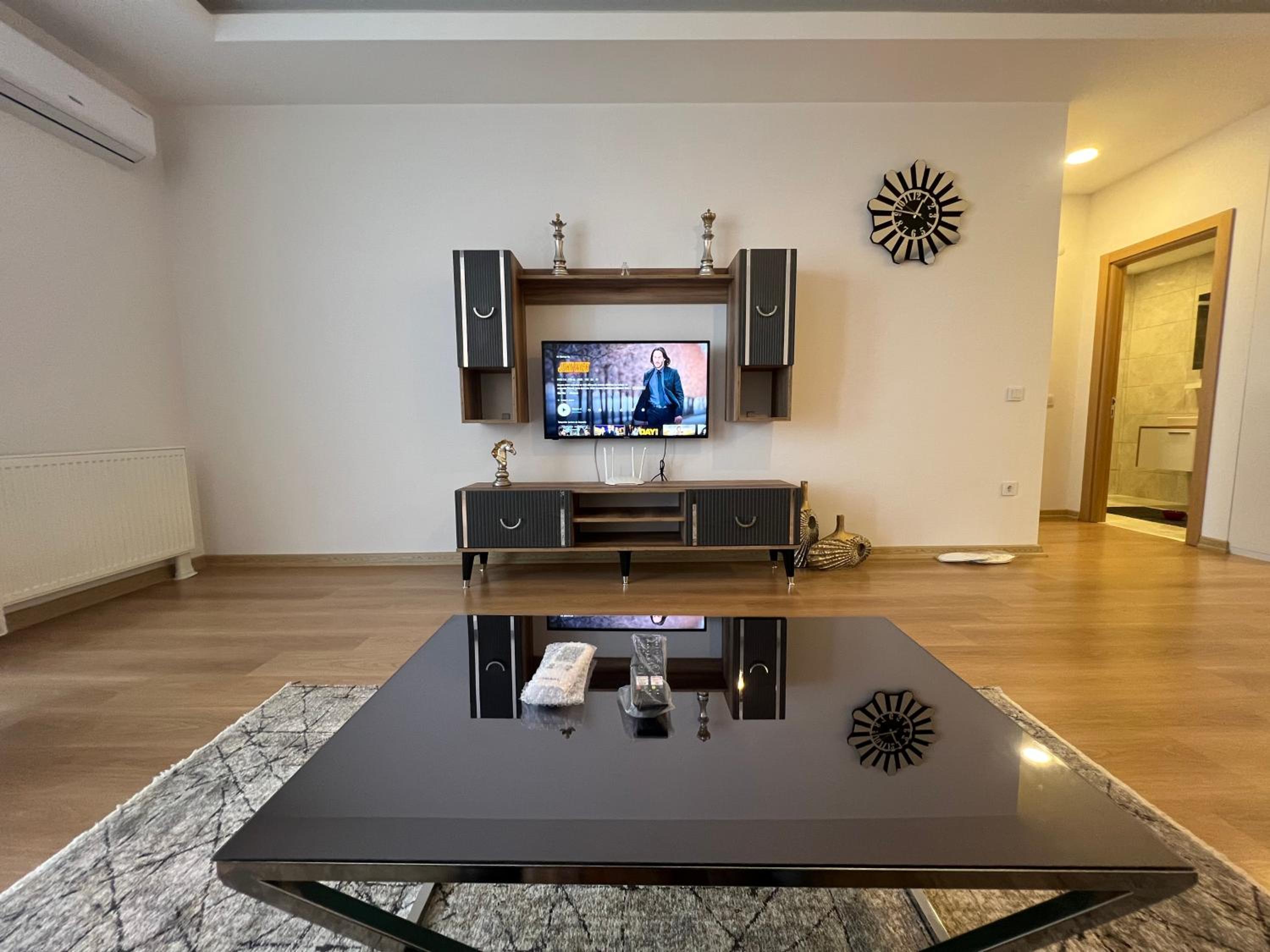 One-Bedroom Apartment photo 1
