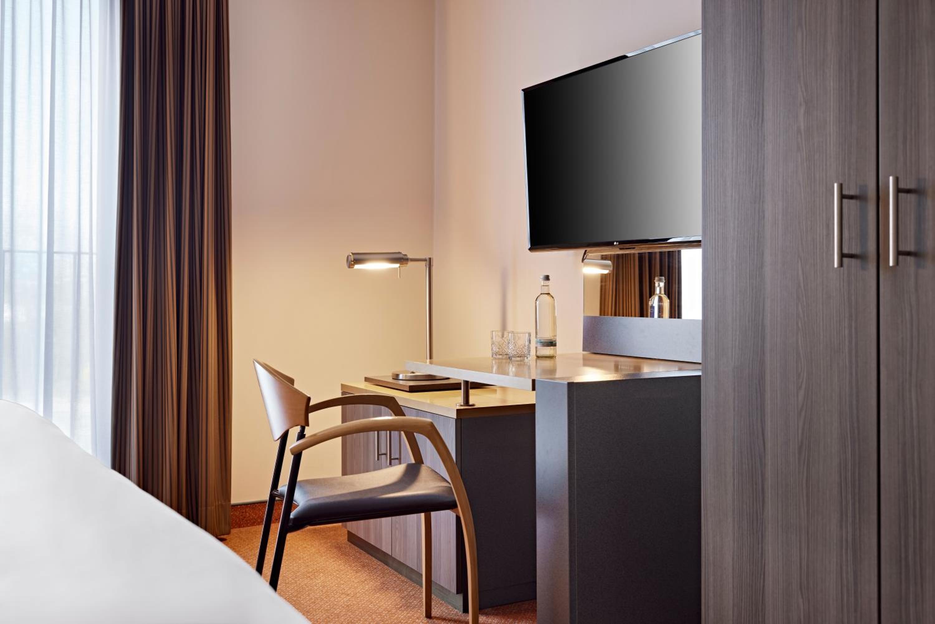 One-Bedroom Suite - Photo 2