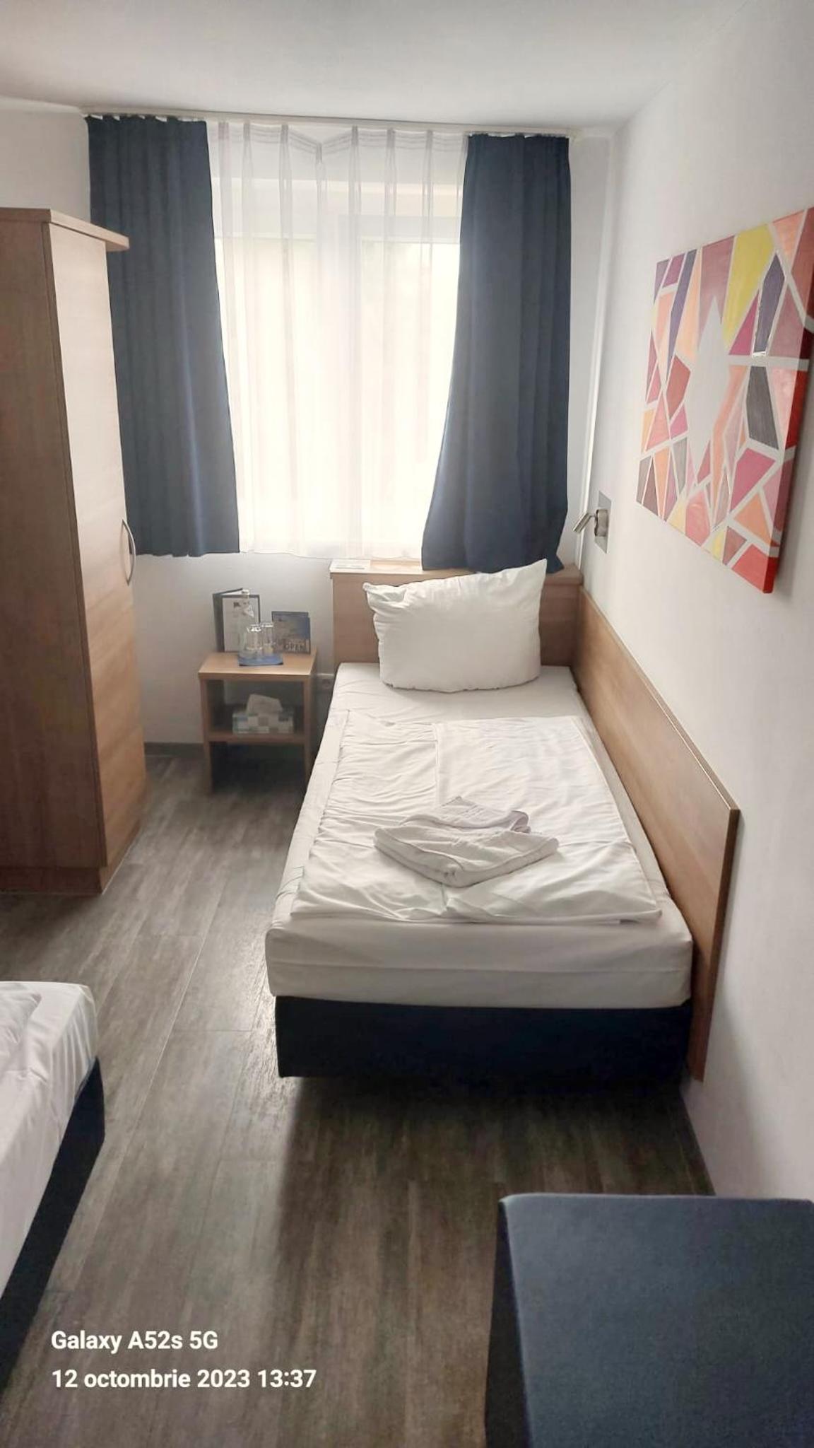 Economy Twin Room photo 2