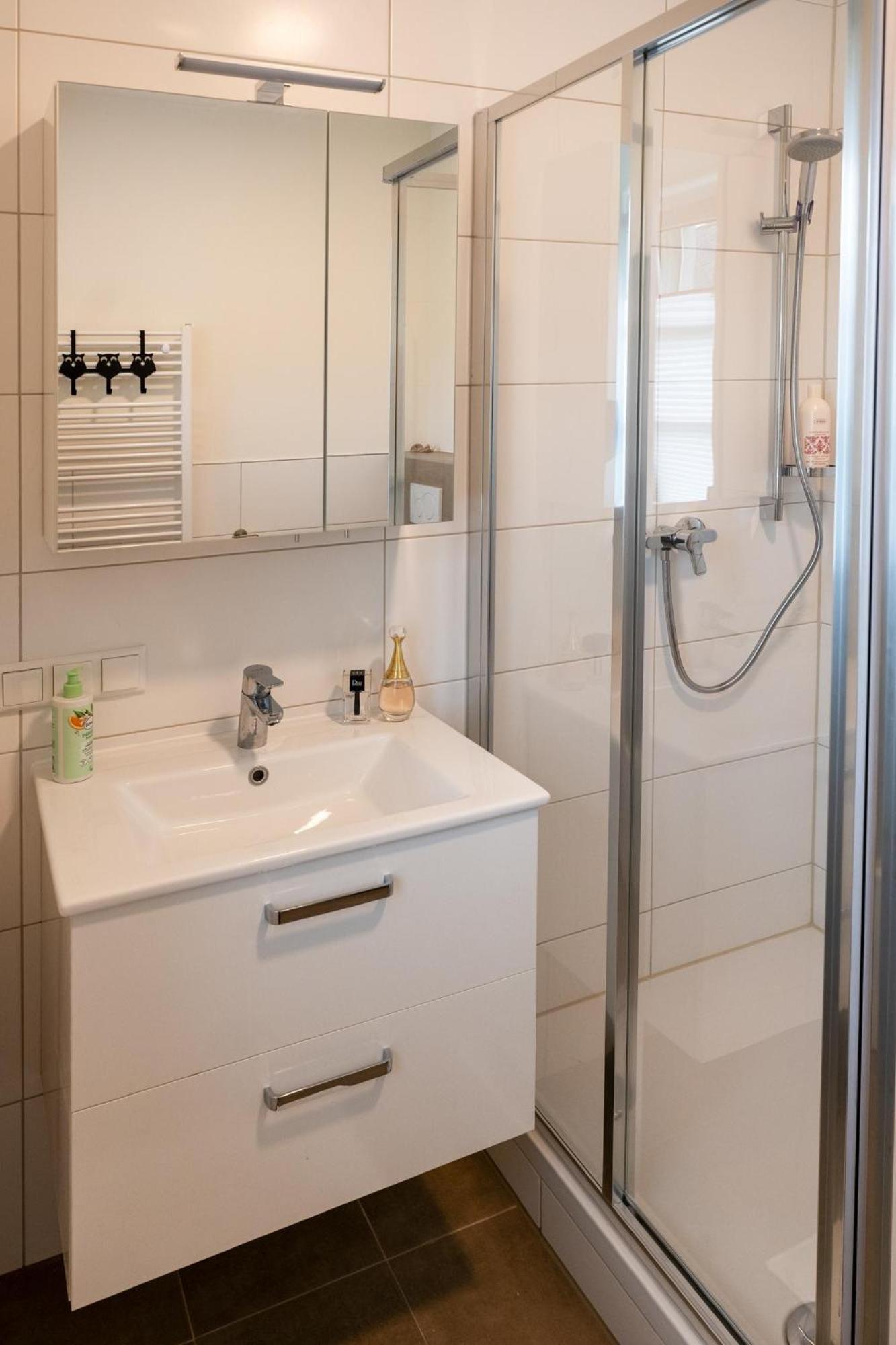 One-Bedroom Apartment with Shower photo 2