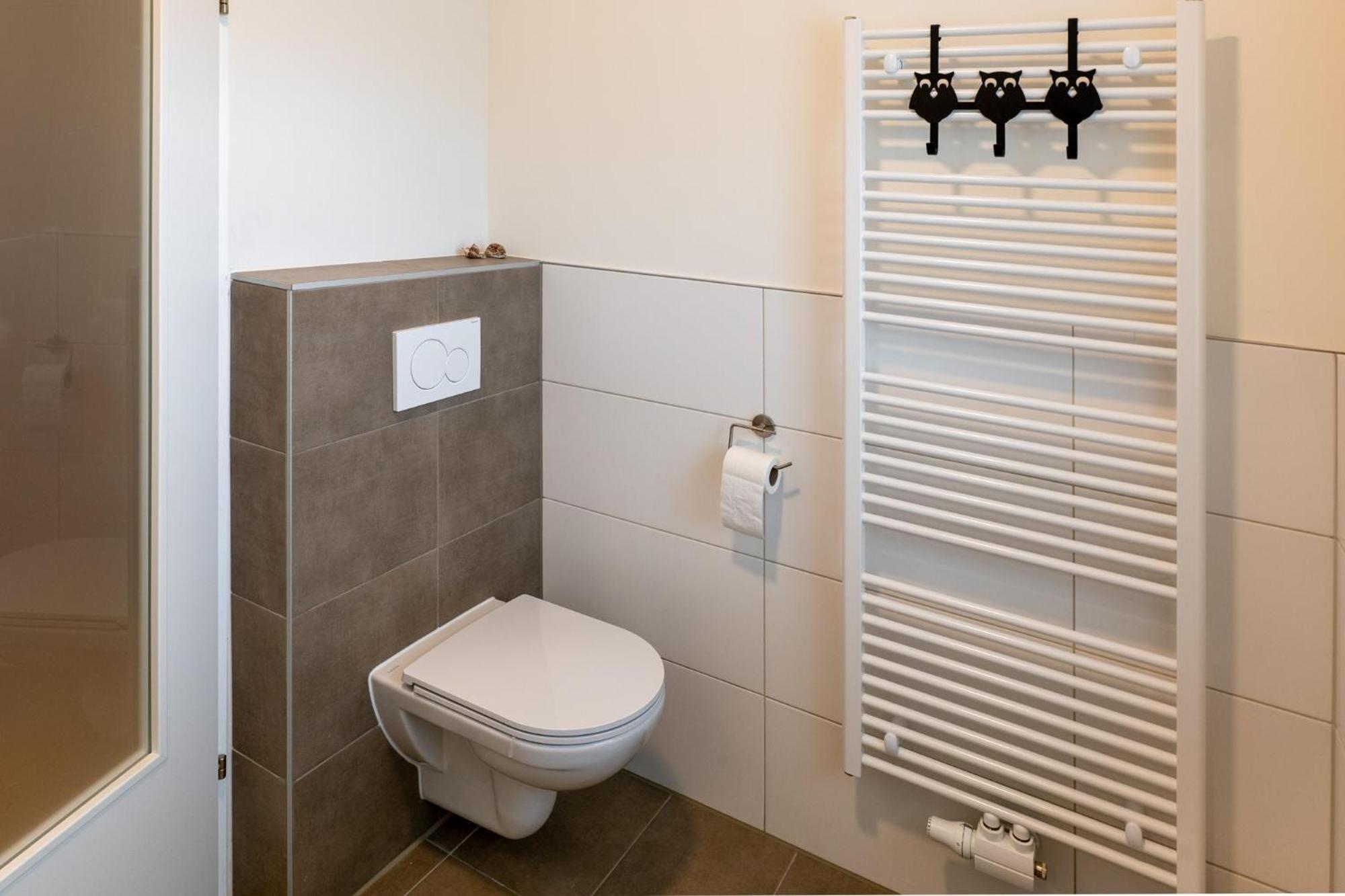 One-Bedroom Apartment with Shower photo 1