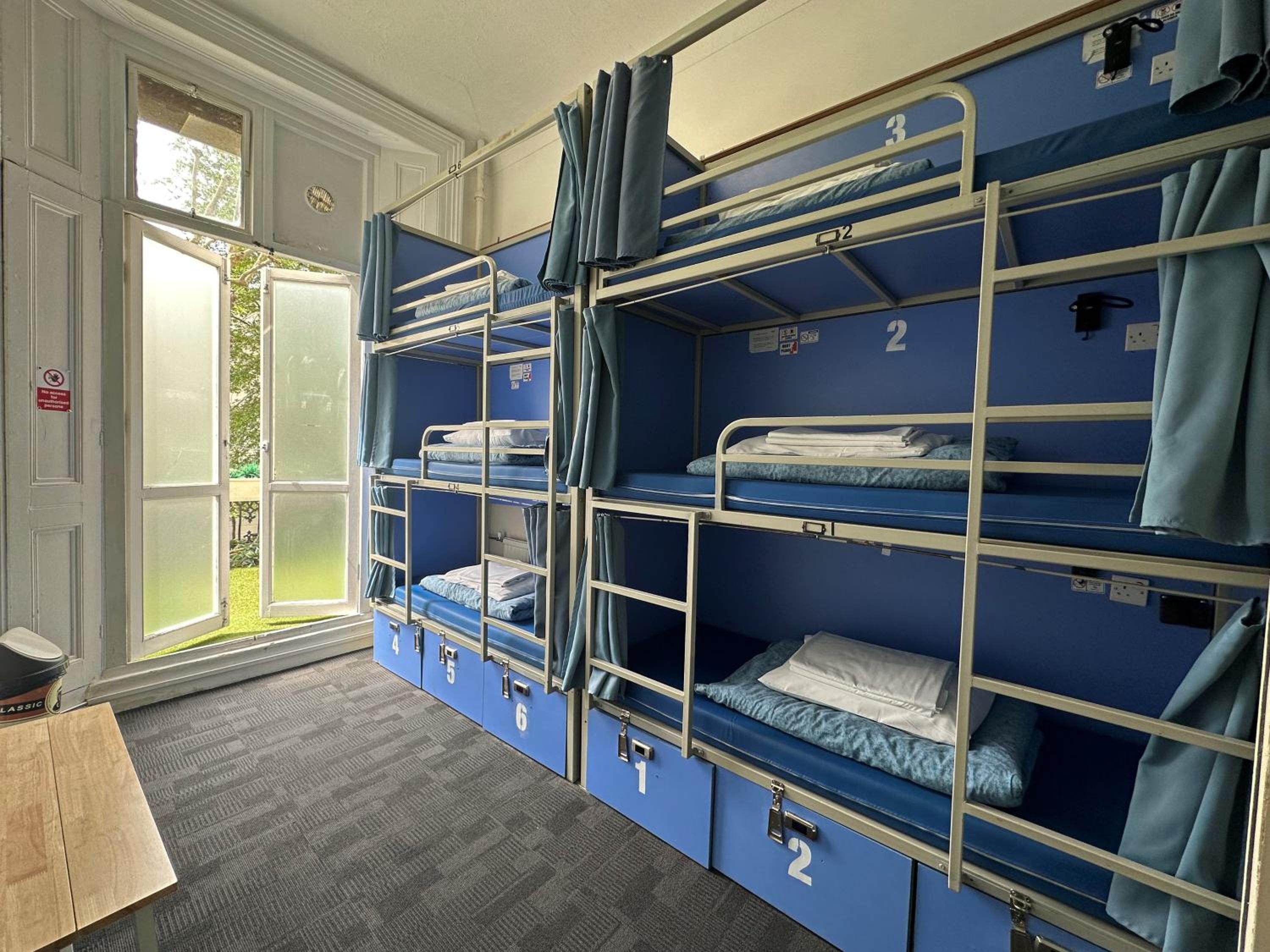 6-Bed Mixed Dormitory Room with Private Bathroom photo 1