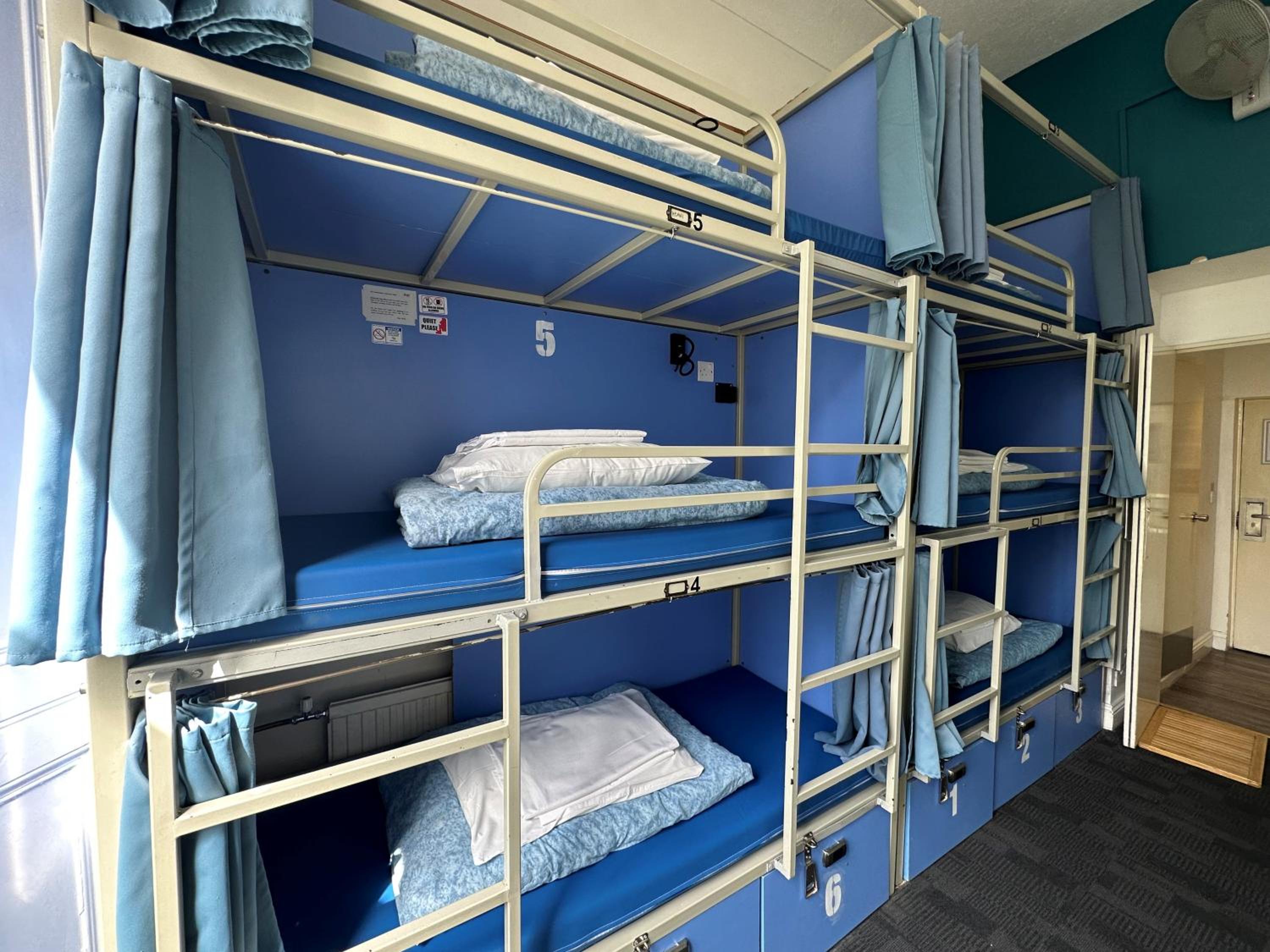 6-Bed Mixed Dormitory Room with Private Bathroom photo 2