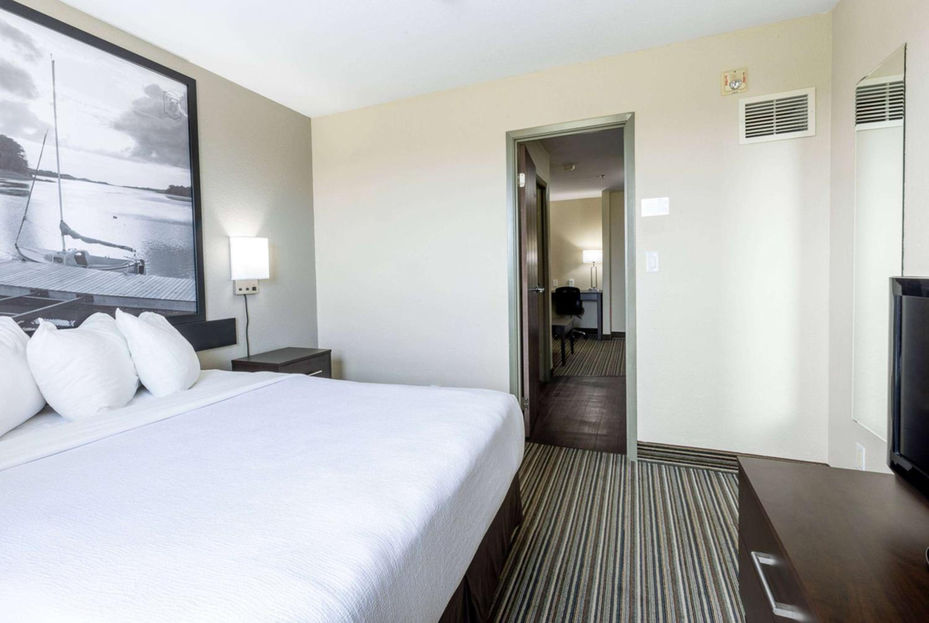 One-Bedroom Queen Suite - Non-Smoking - Photo 1