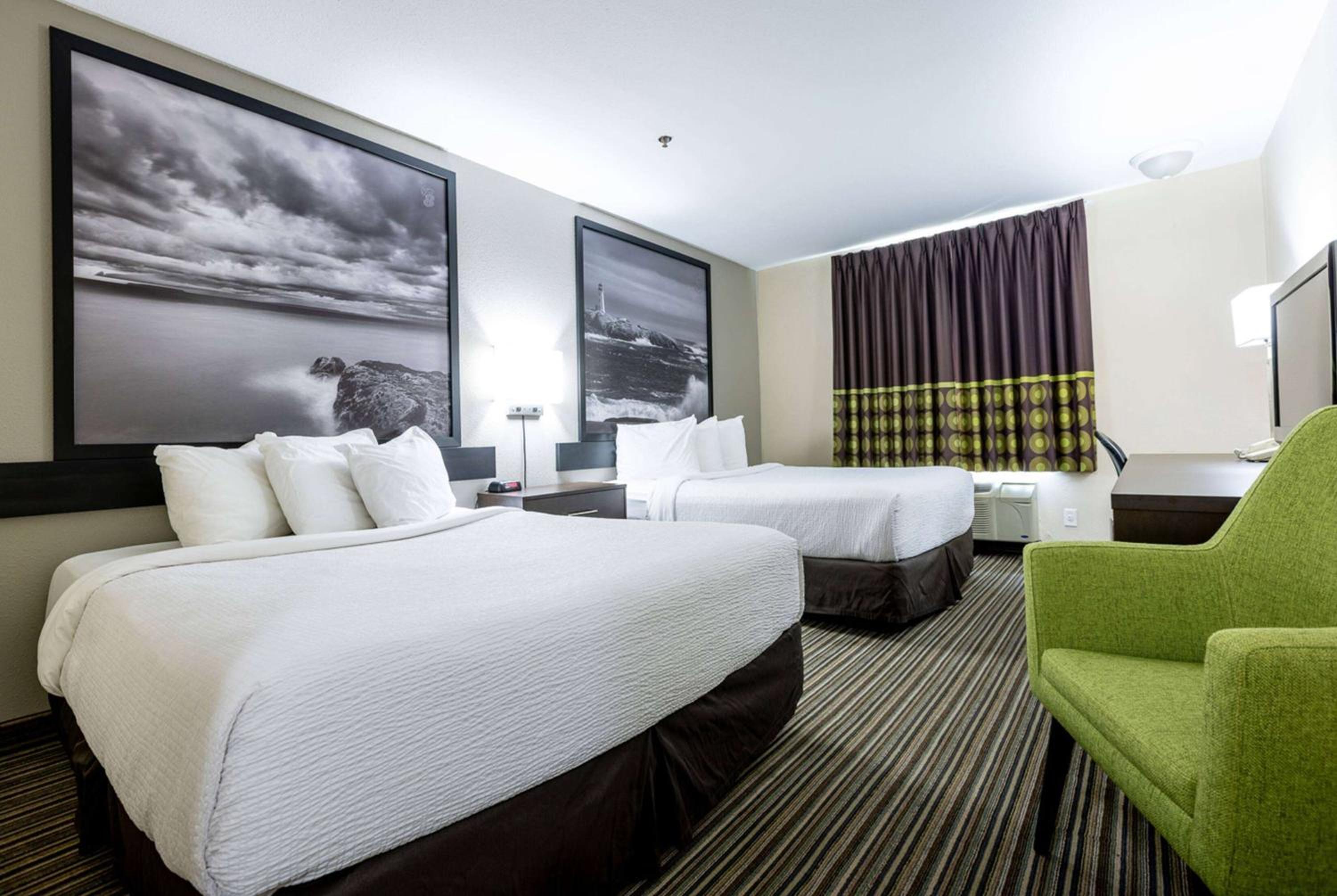 Queen Room with Two Queen Beds - Non-Smoking - Photo 1