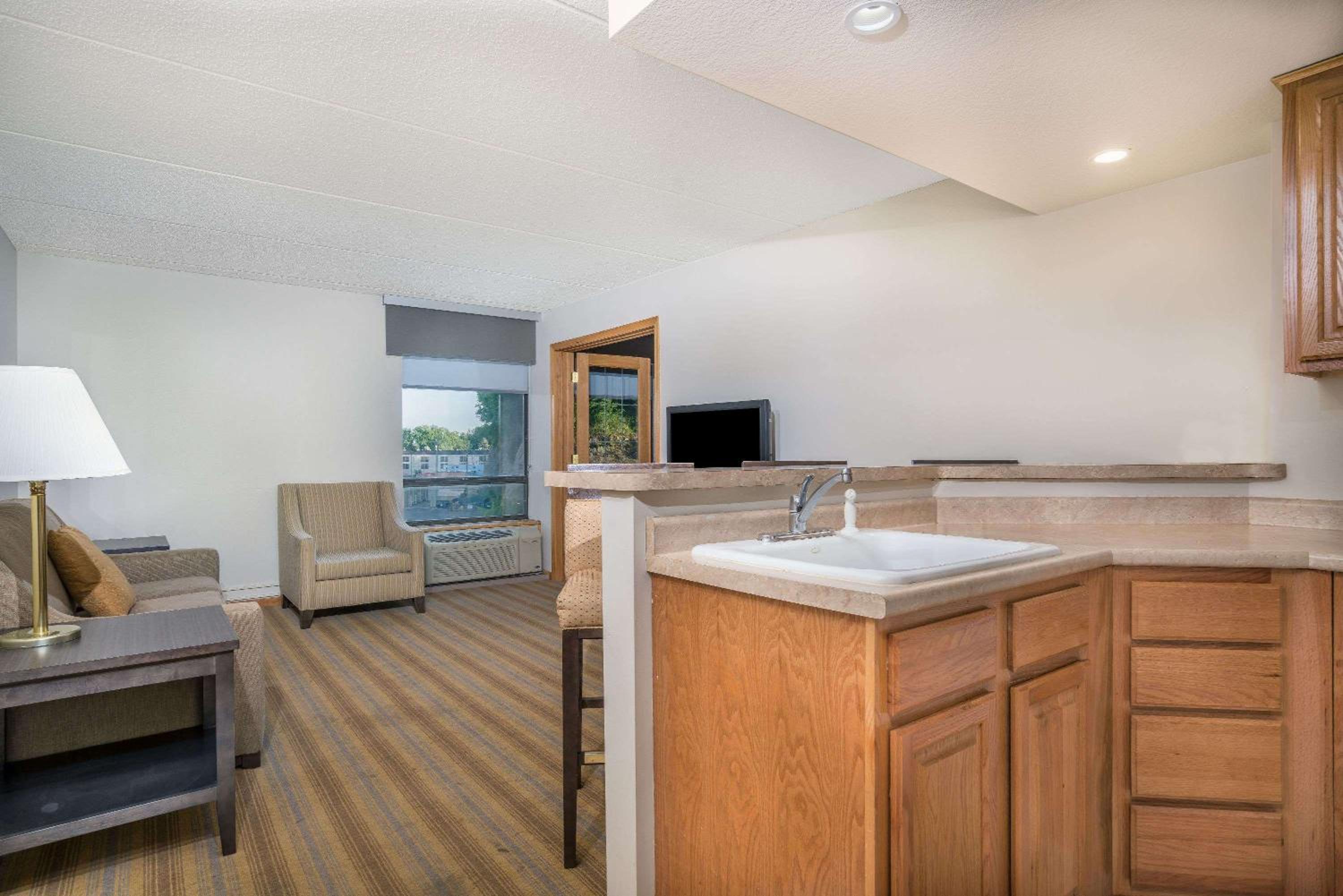One -Bedroom Suite with Two Queen Beds, Non-Smoking - Photo 9