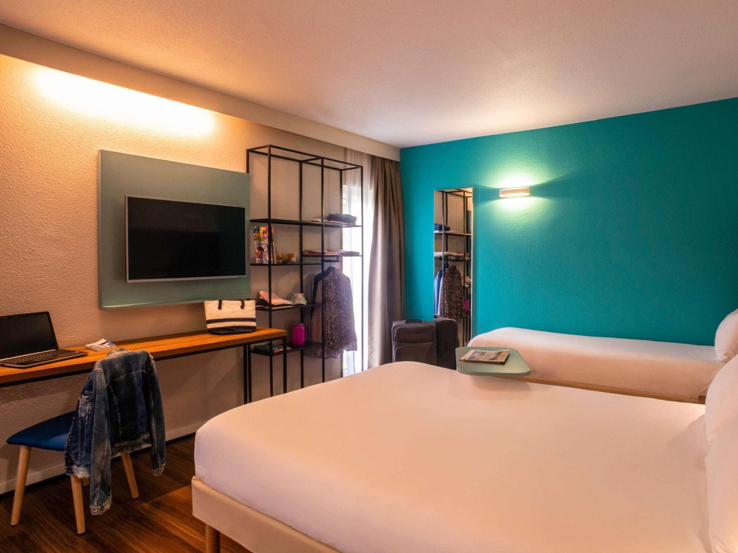 Standard Room with One Double Bed and One Single Bed - Photo 2