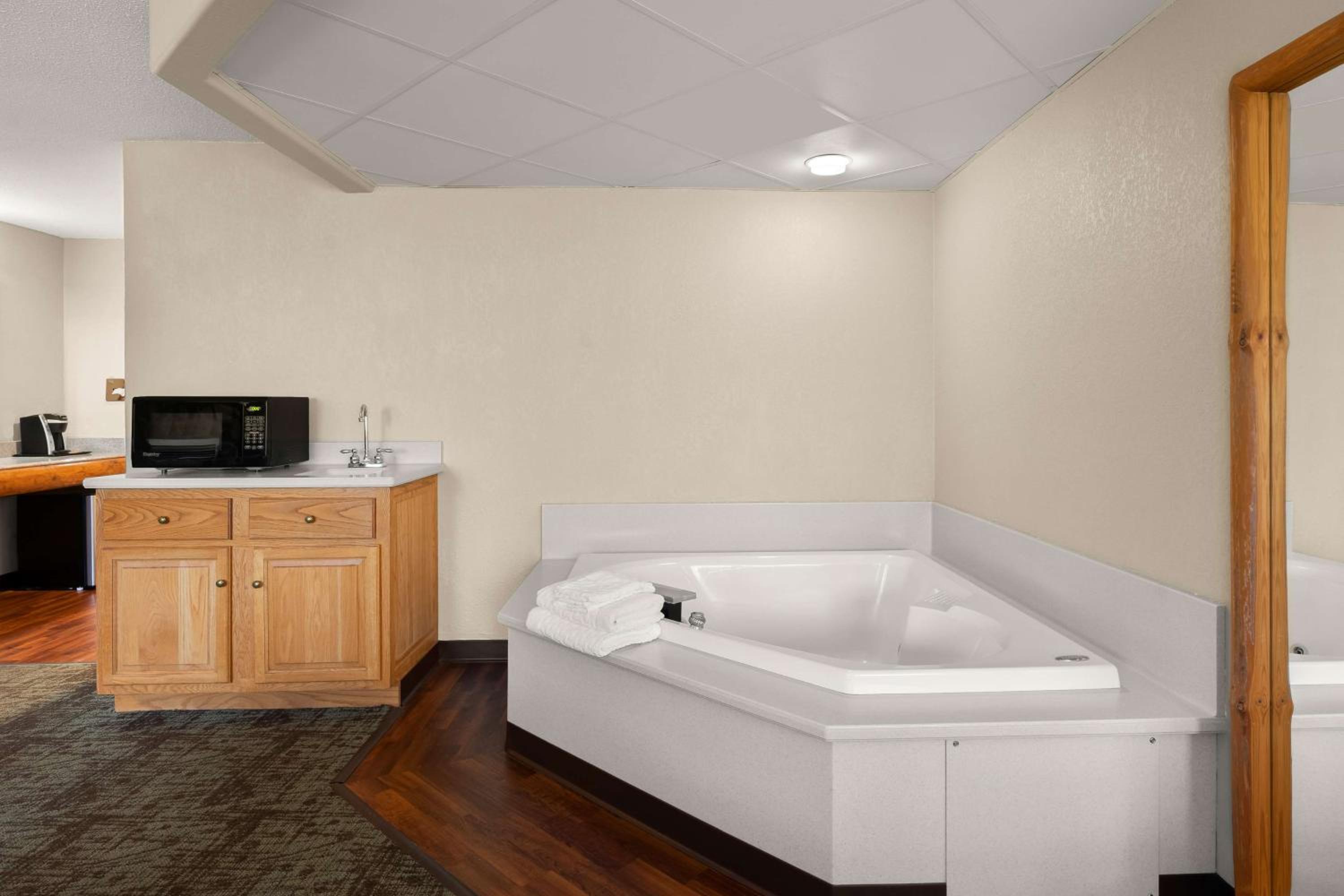King Suite with Spa Bath - Non-Smoking photo 2