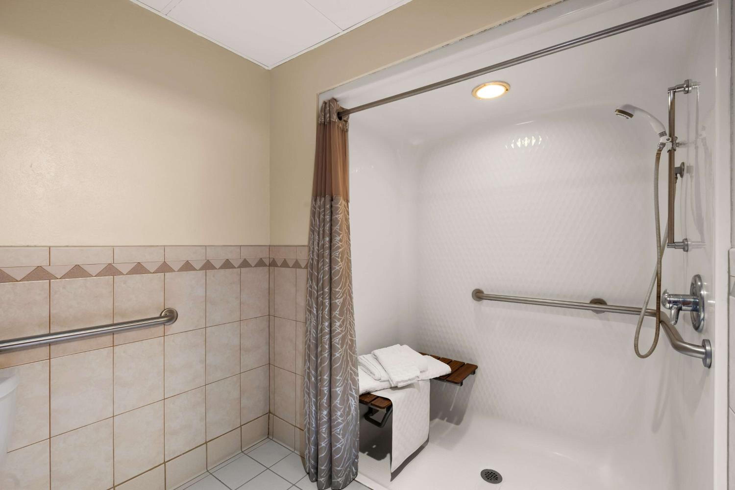 Queen Room with Two Queen Beds and Roll-In Shower - Disability Access/Non-Smoking photo 2