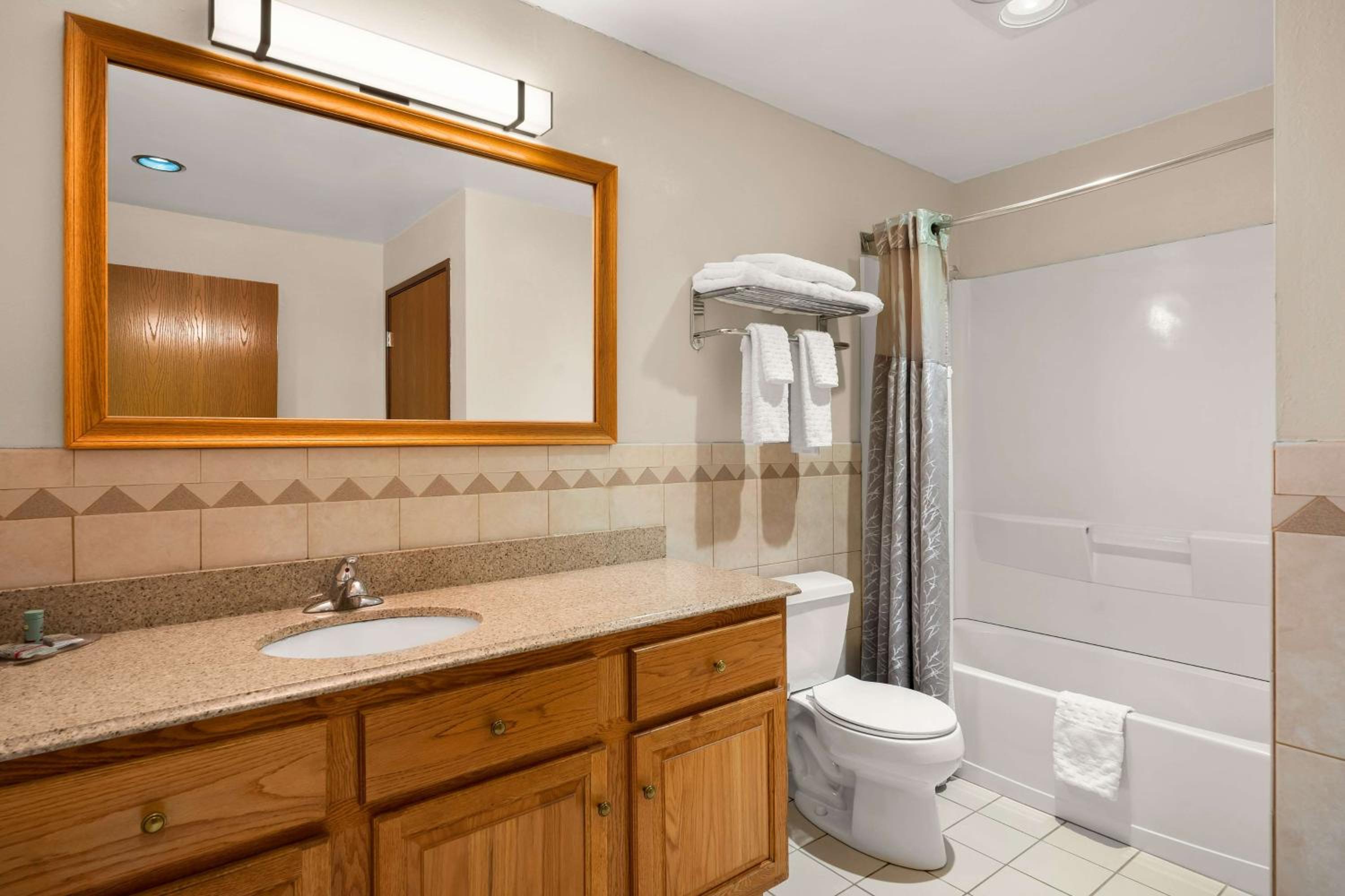 King Suite with Kitchen- Non-Smoking photo 2