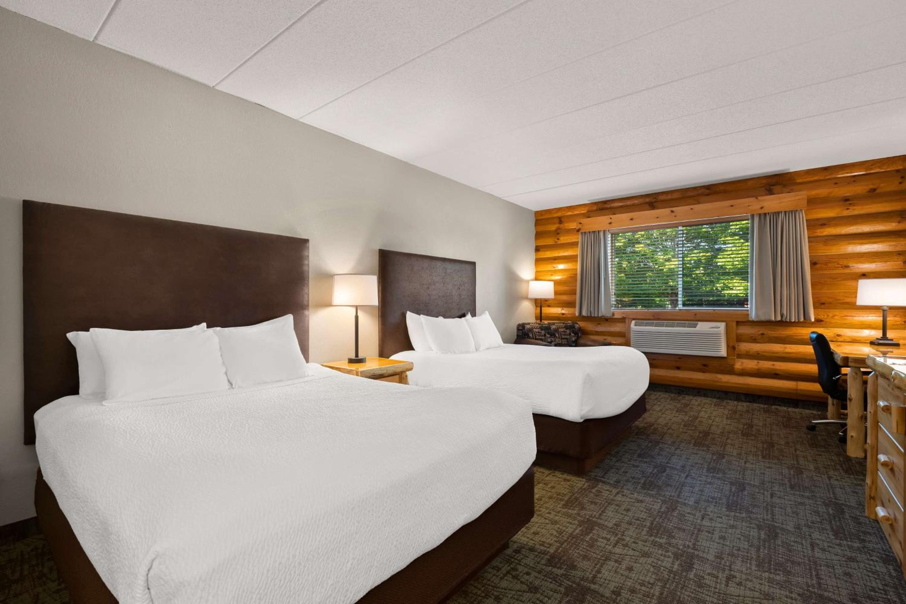 Queen Room with Two Queen Beds photo 1