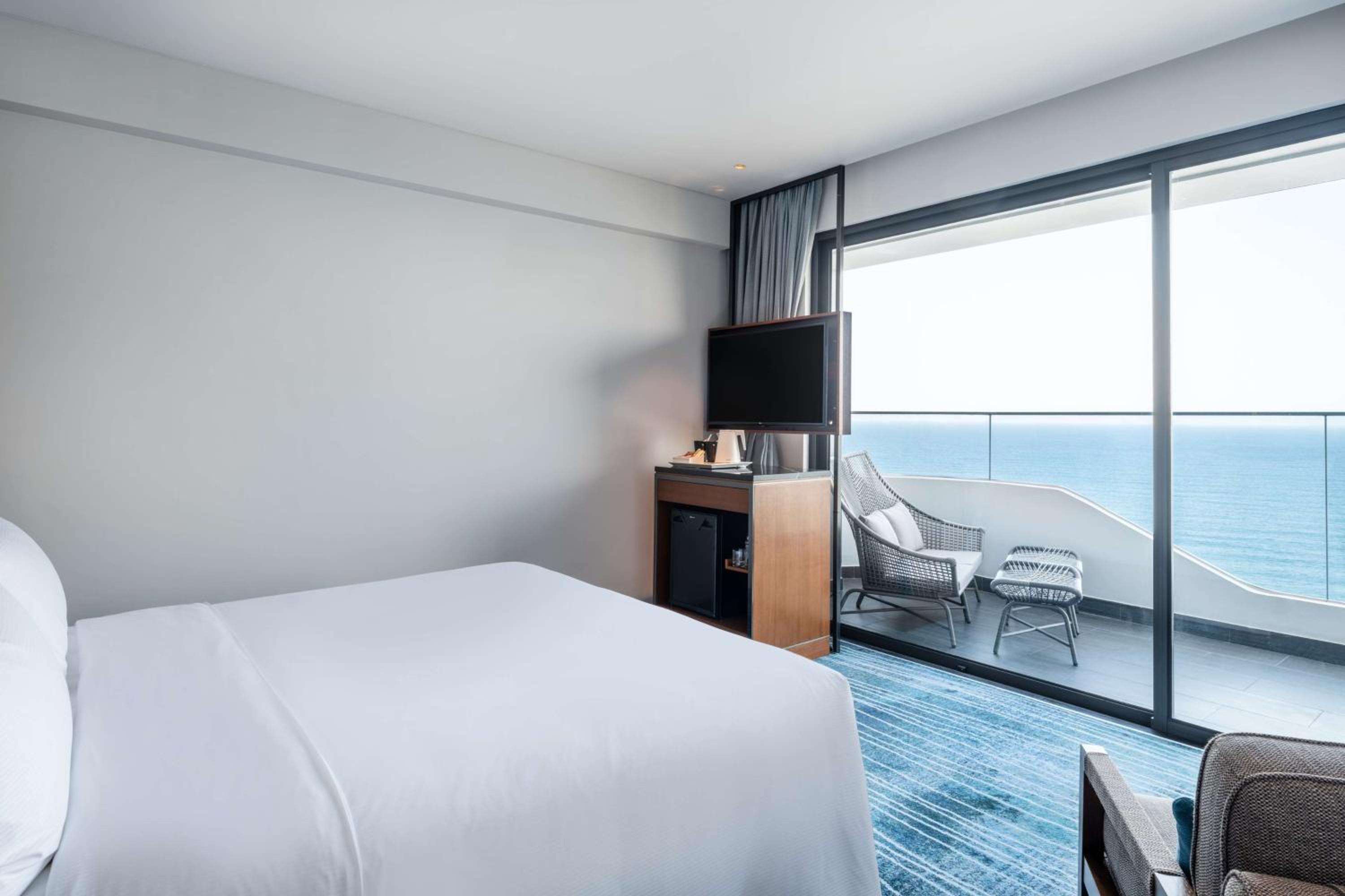 Deluxe Corner King Room with Ocean View and Balcony - Photo 1