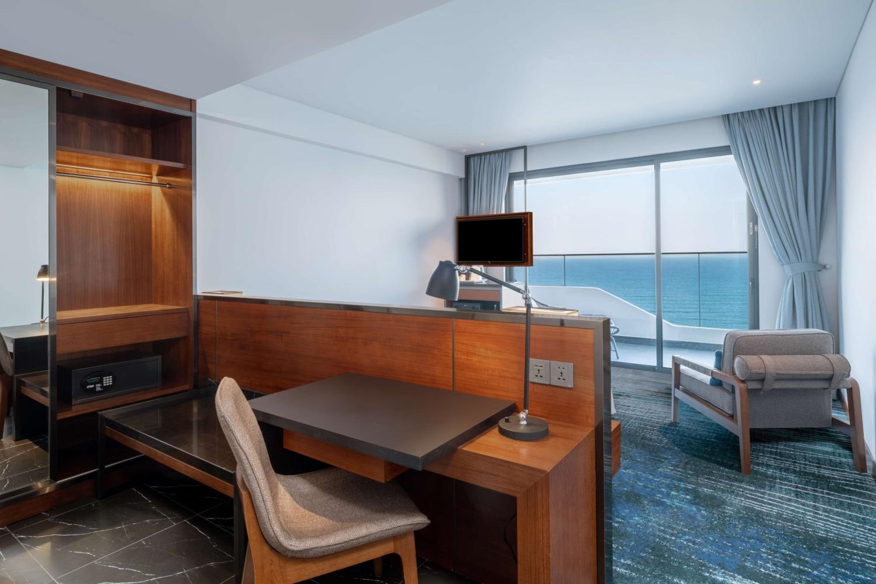 Deluxe Corner King Room with Ocean View and Balcony - Photo 3