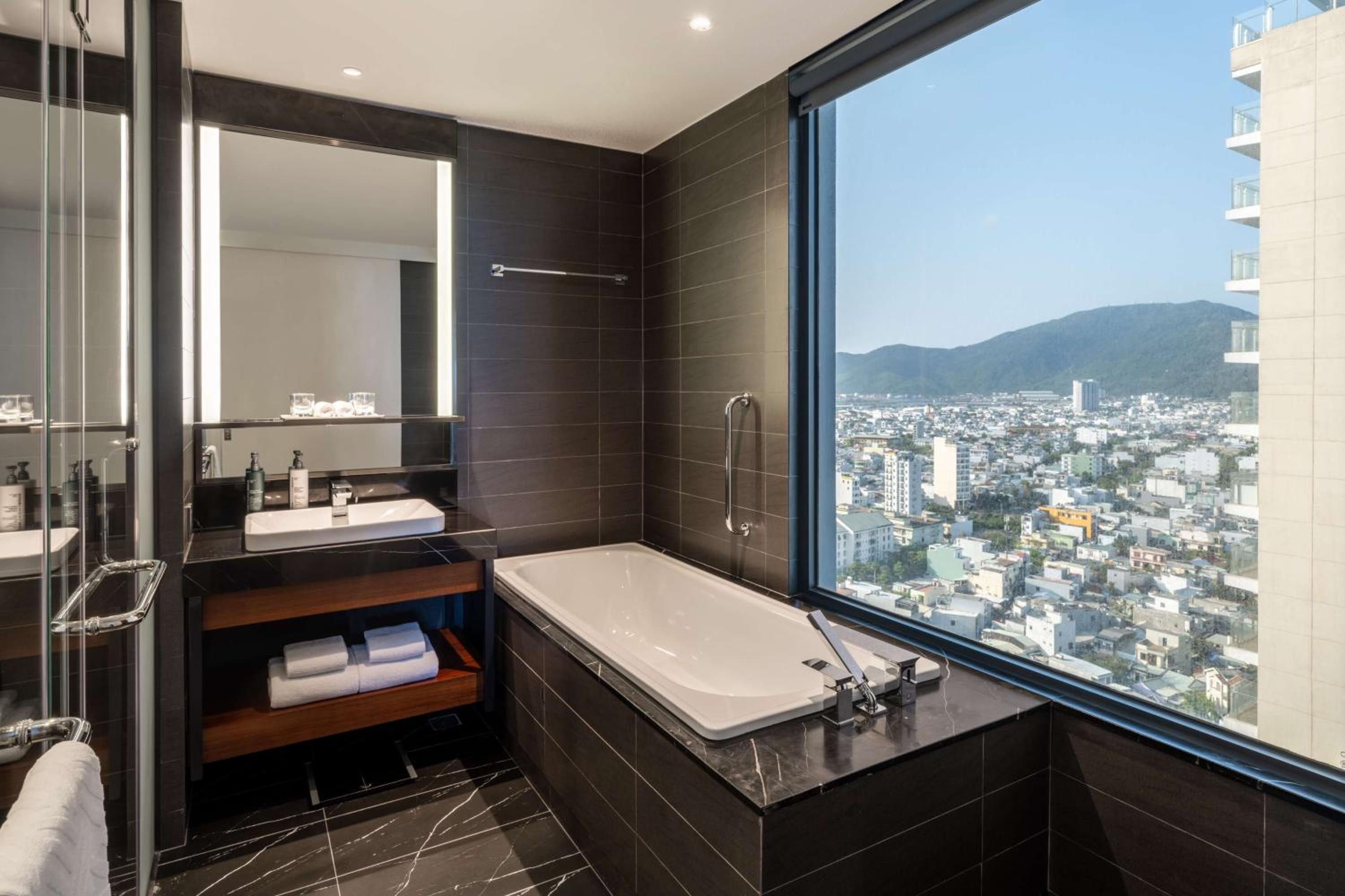 Deluxe Corner King Room with Ocean View and Balcony - Photo 5