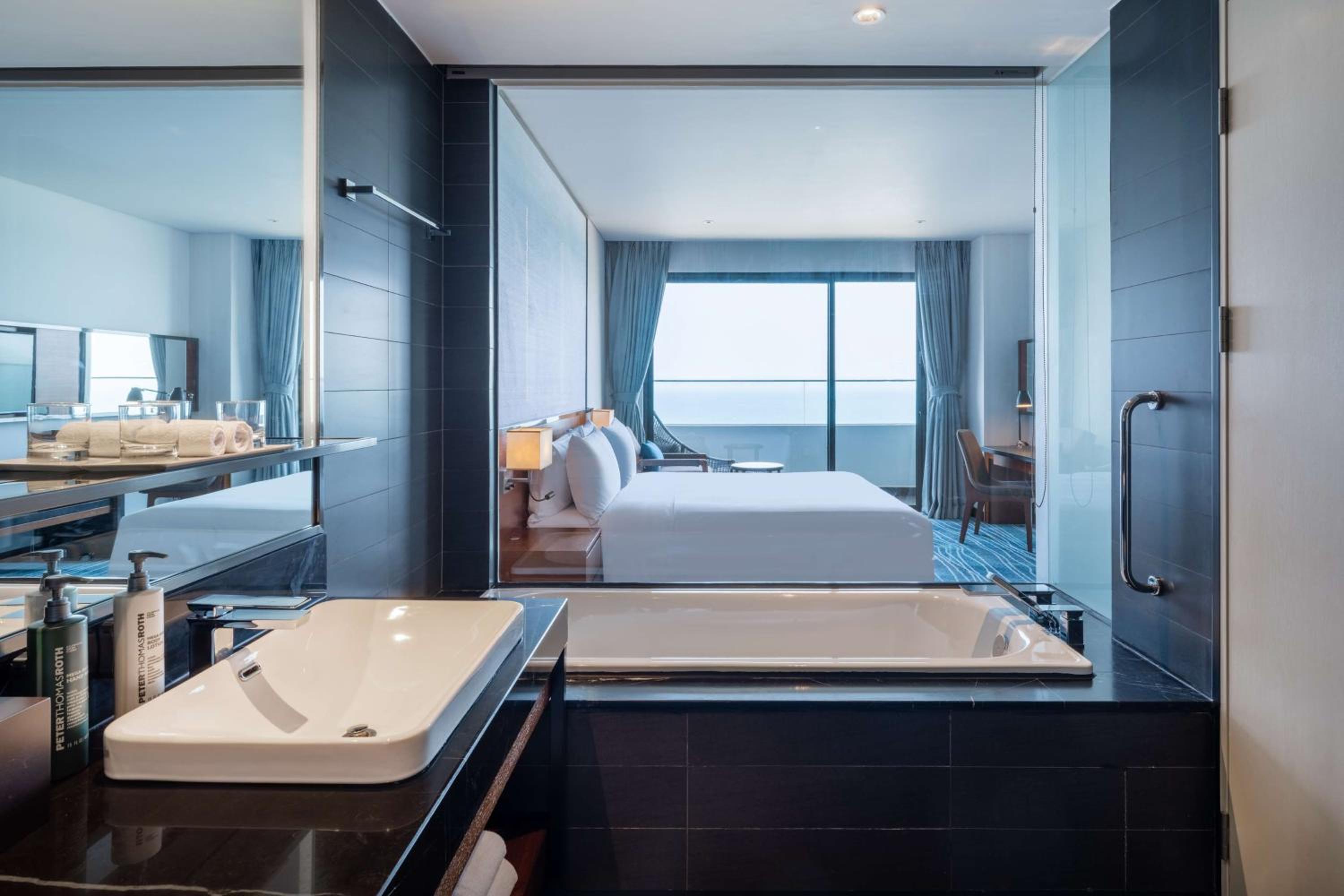 Deluxe King Room with Ocean View and Balcony - Photo 4