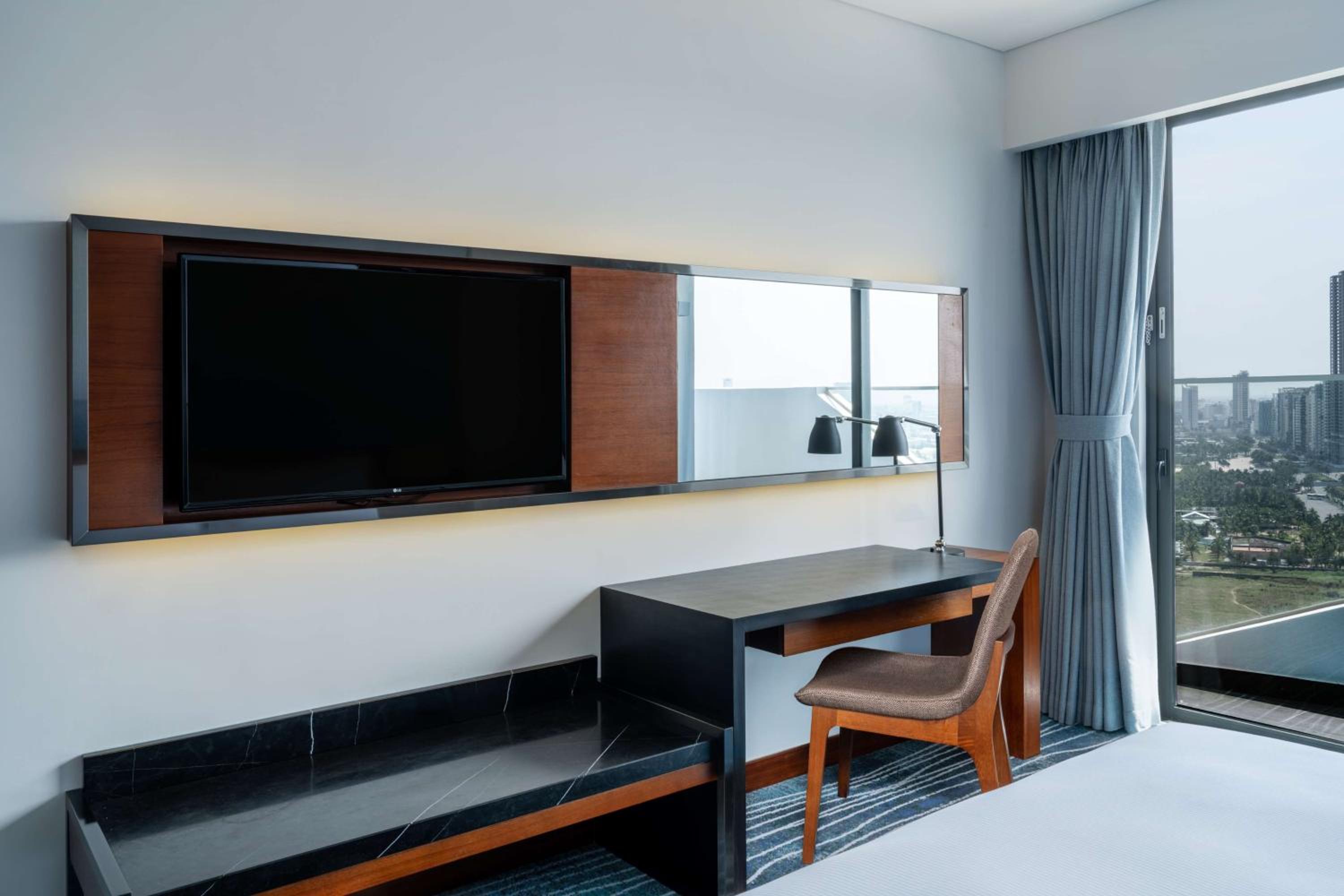 King Guest Room with Balcony - Photo 8