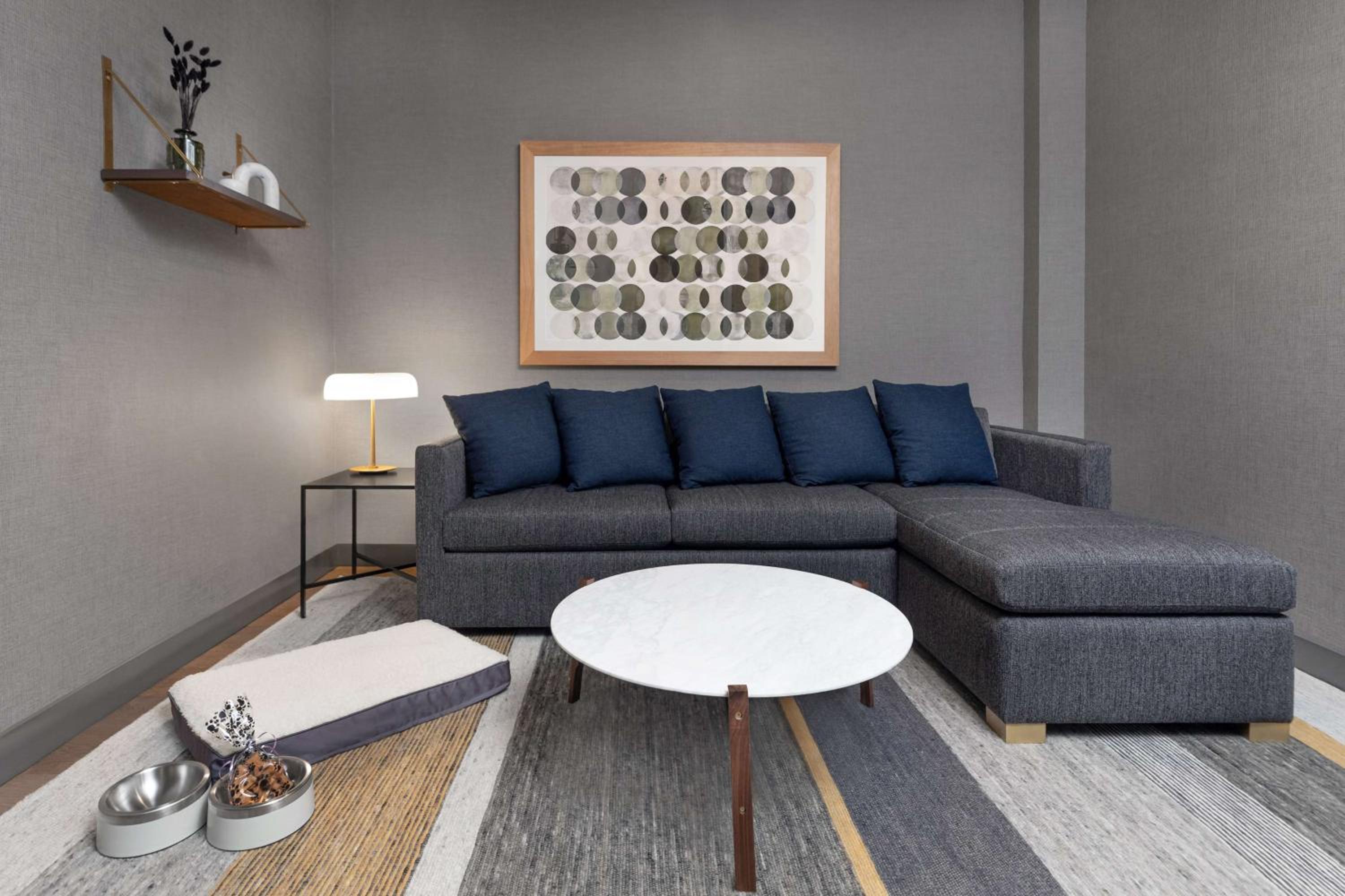 One-Bedroom Queen Suite
