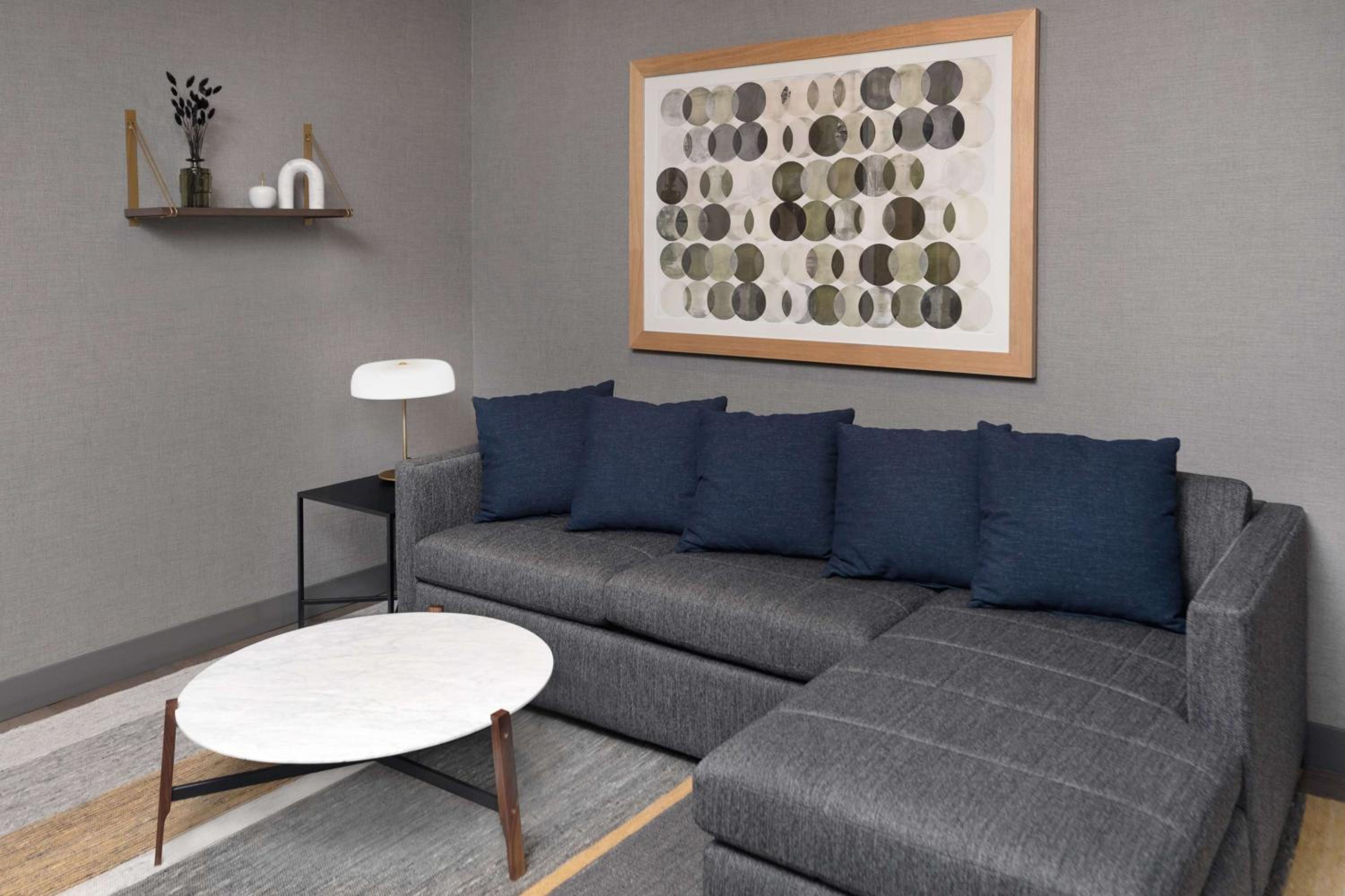 One-Bedroom Queen Suite
