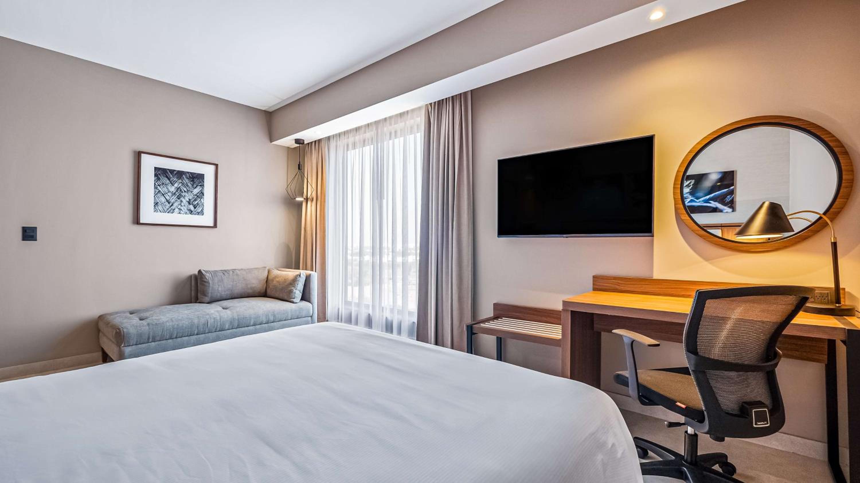One-Bedroom Queen Suite - Non-Smoking