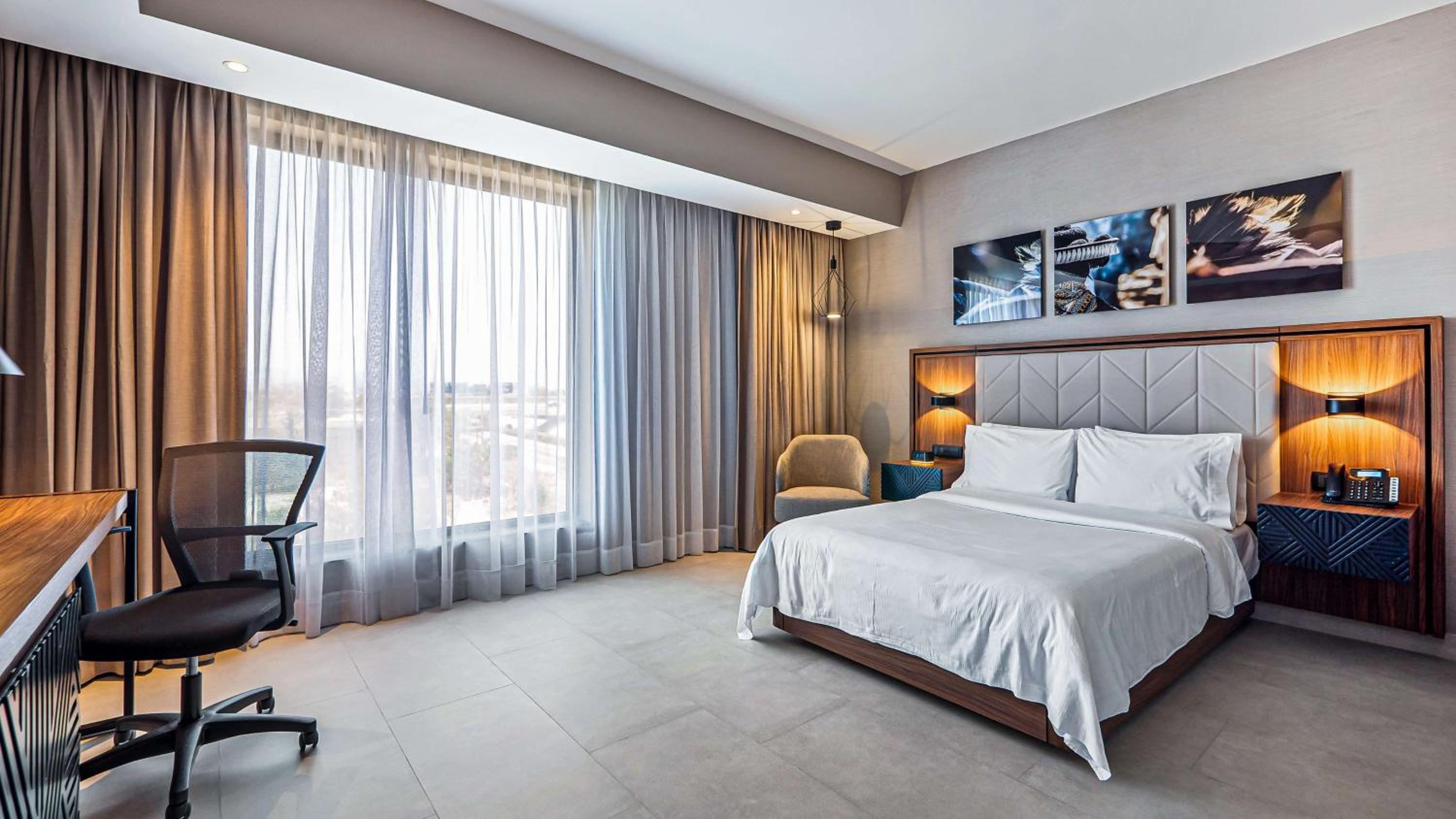 Queen Room - Mobility Accessible/Non-Smoking