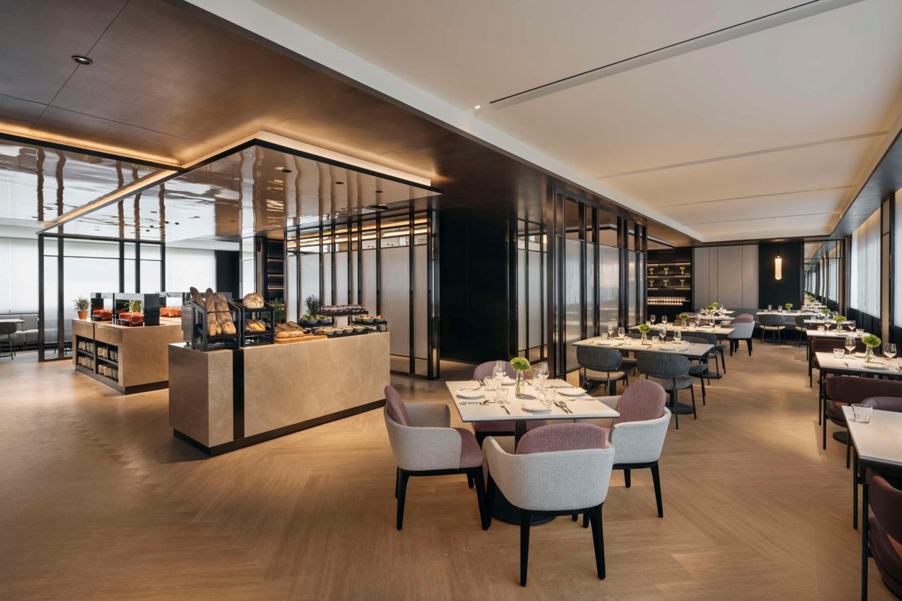 One-Bedroom King Suite – Lounge Access