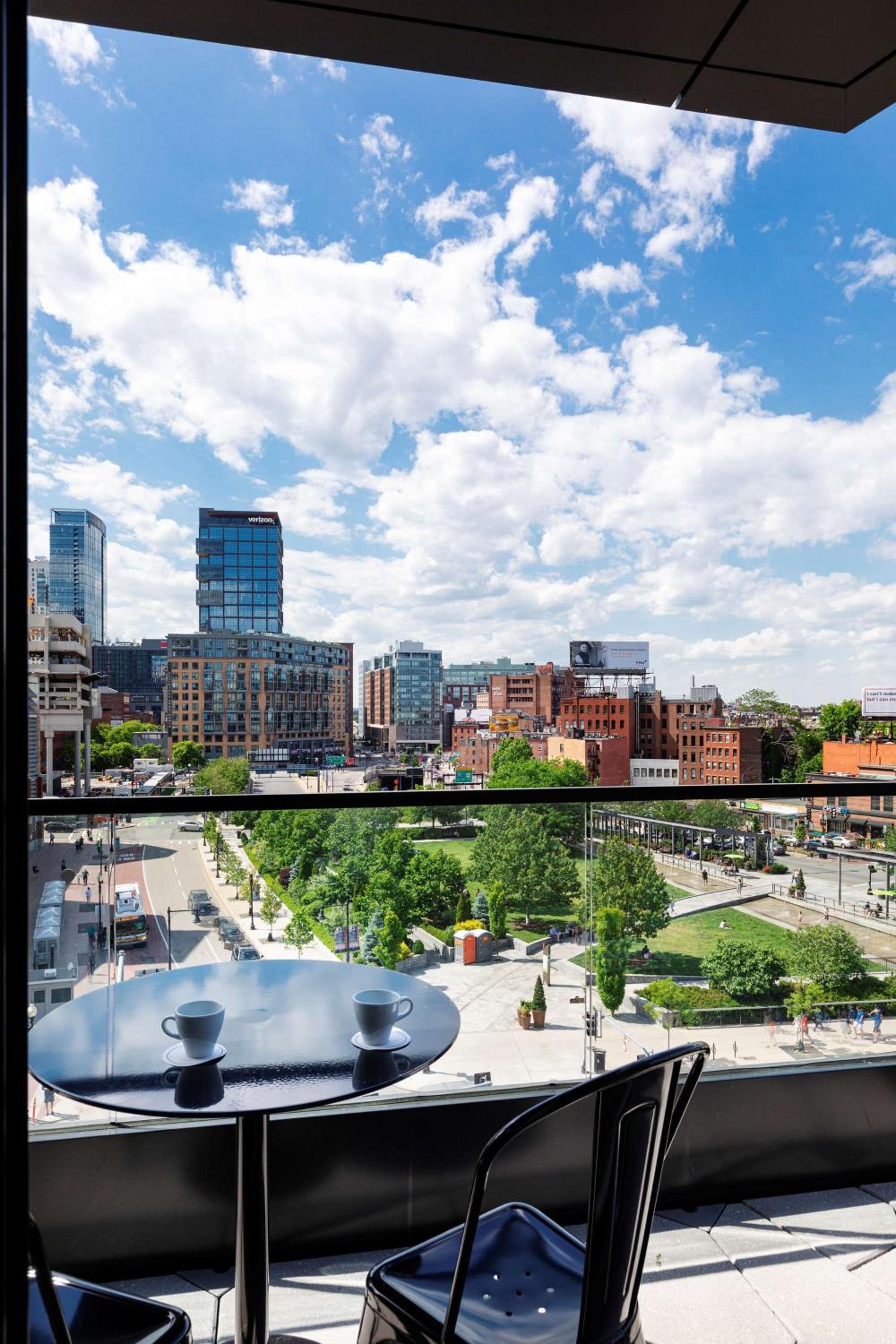 Double Room with Balcony and City View - Photo 9
