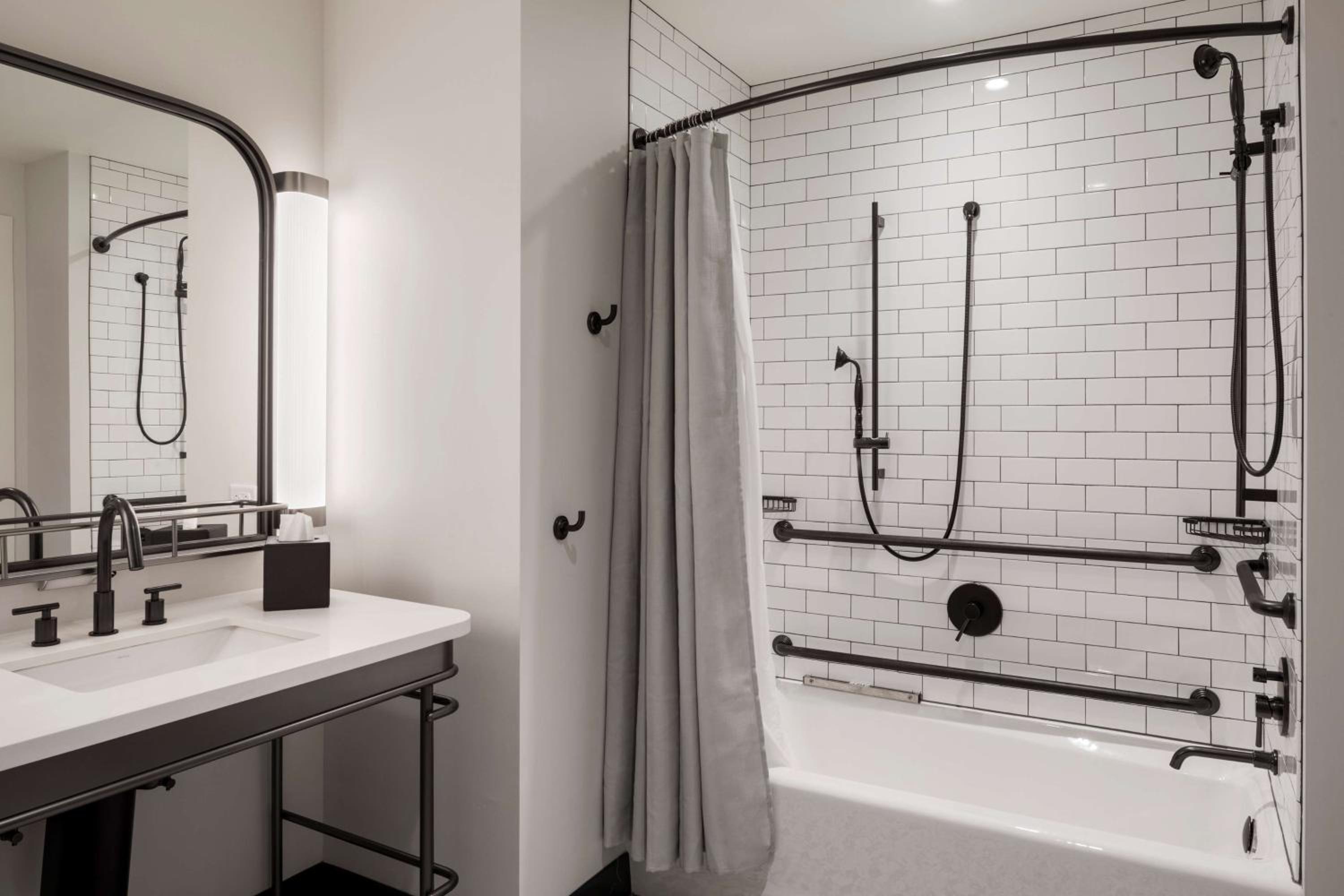 Corner King Room with Bath Tub - Mobility Access thumbnail 5