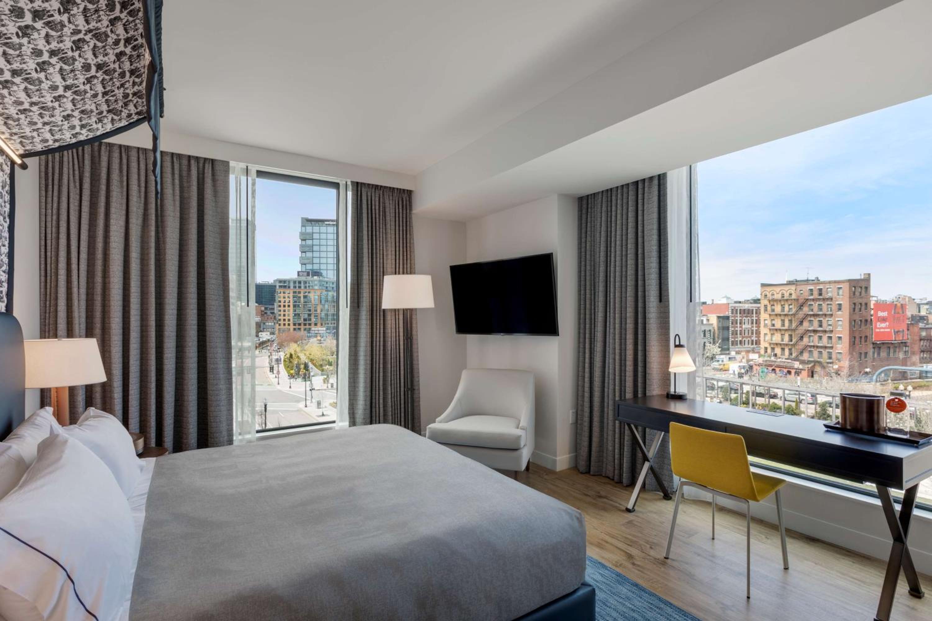 Corner King Room with City View