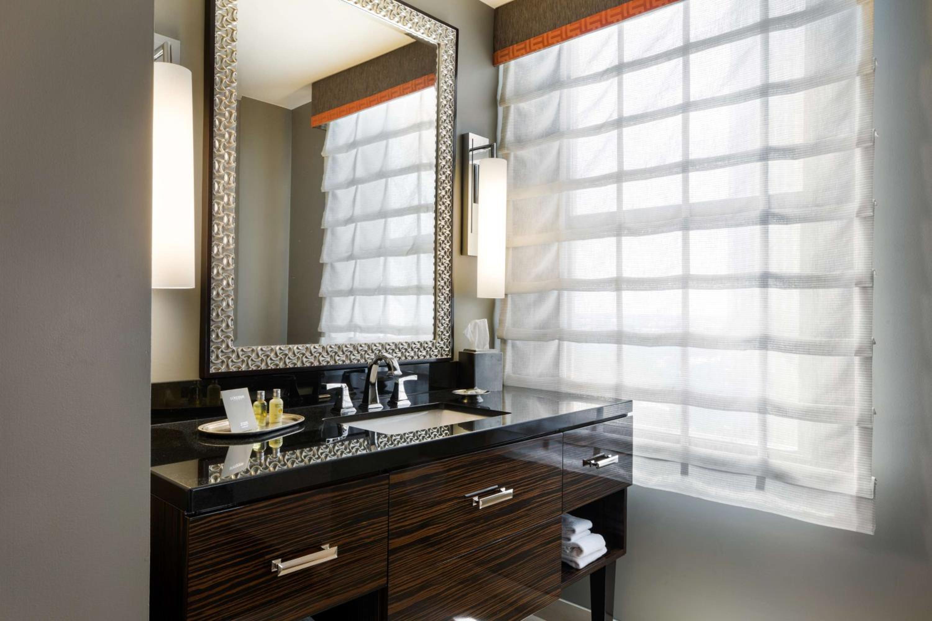 Deluxe Double Queen Room - Photo 3