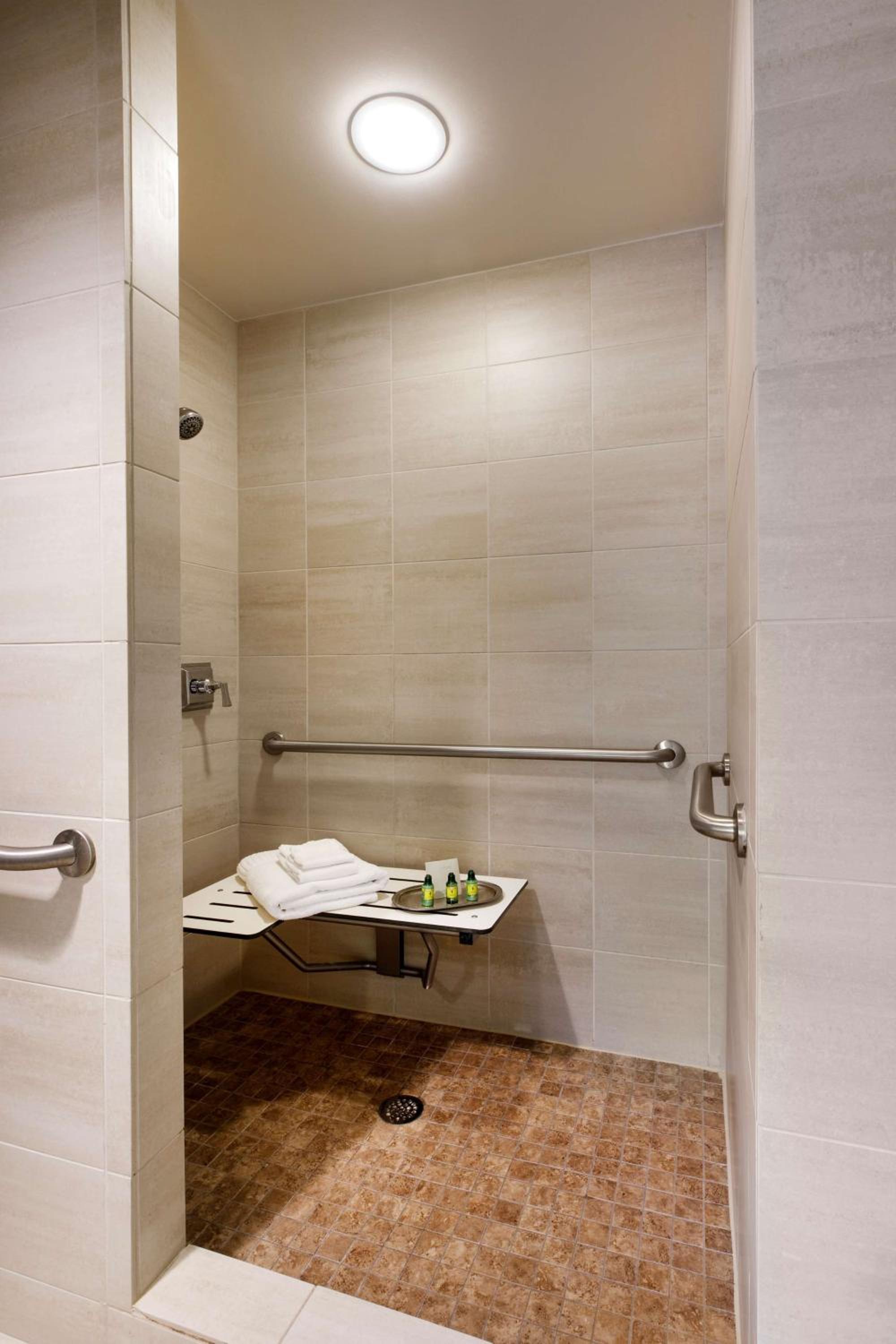 Deluxe King Room with Roll-In Shower - Mobility/Hearing Access - Photo 2