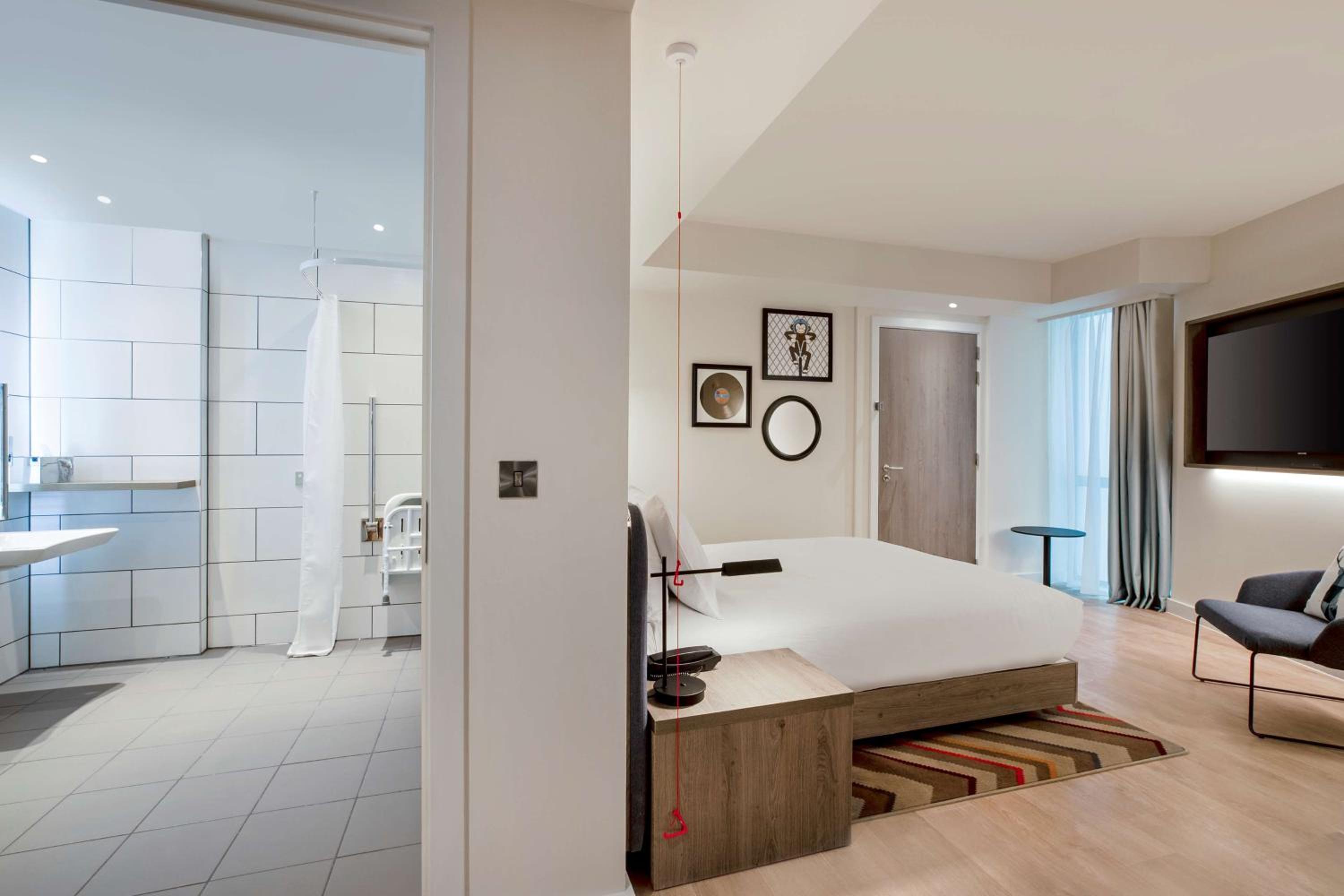 Queen Room - Accessible - Photo 4