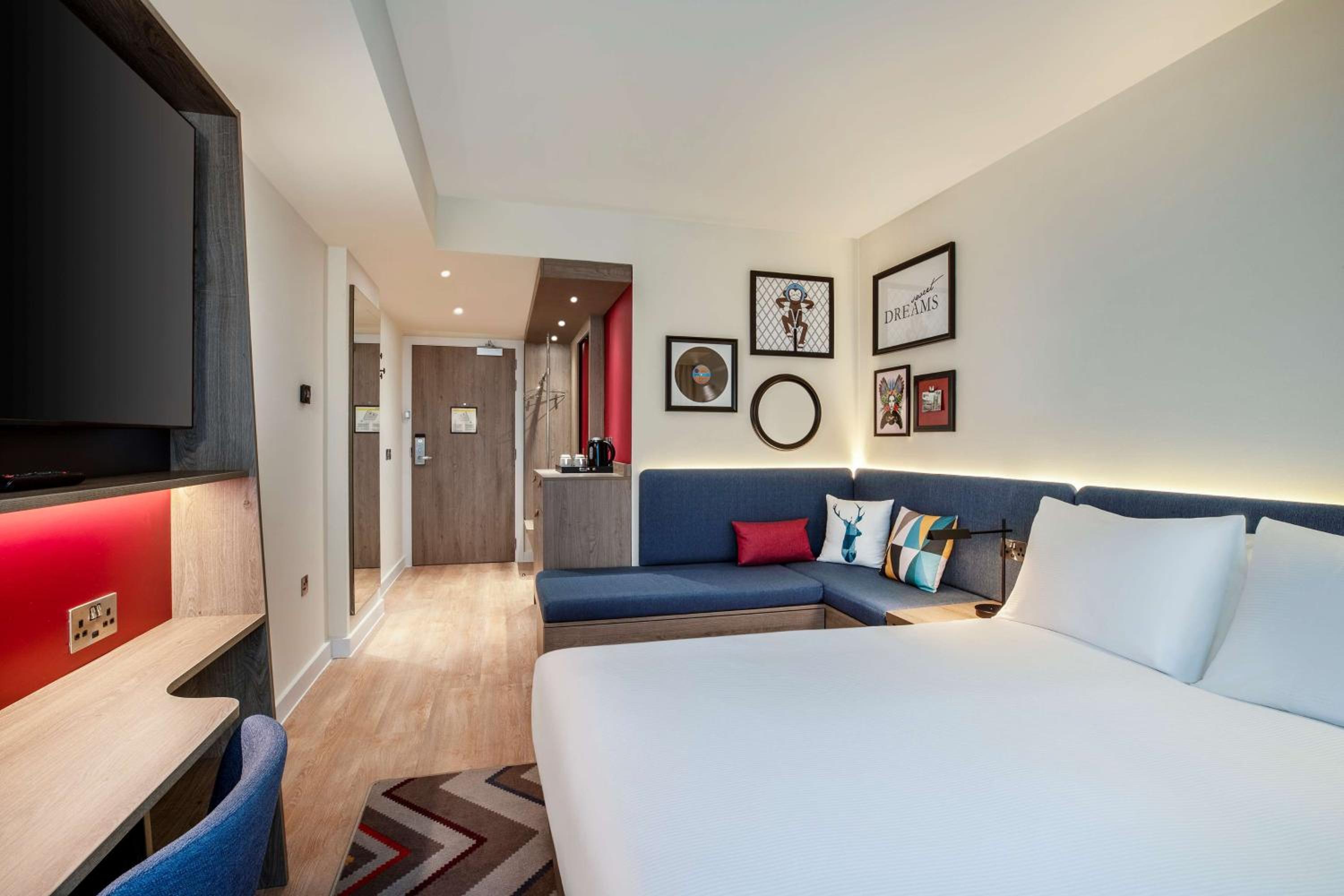 Queen Room with Sofa Bed - Photo 10