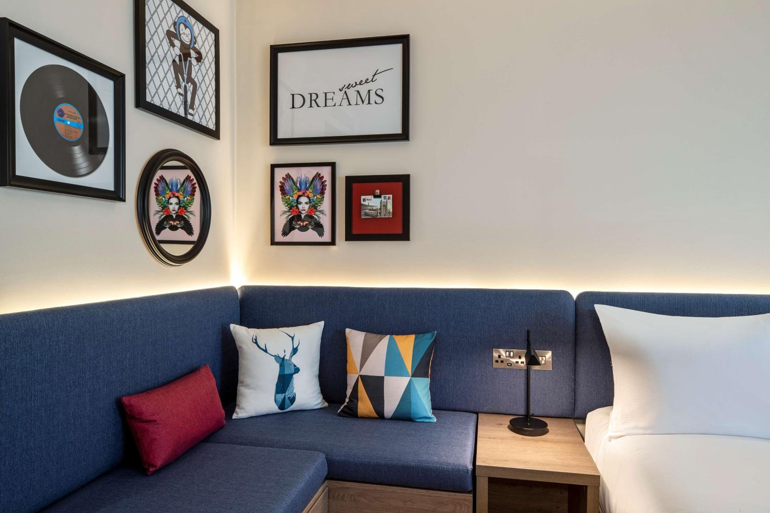 Queen Room with Sofa Bed - Photo 11