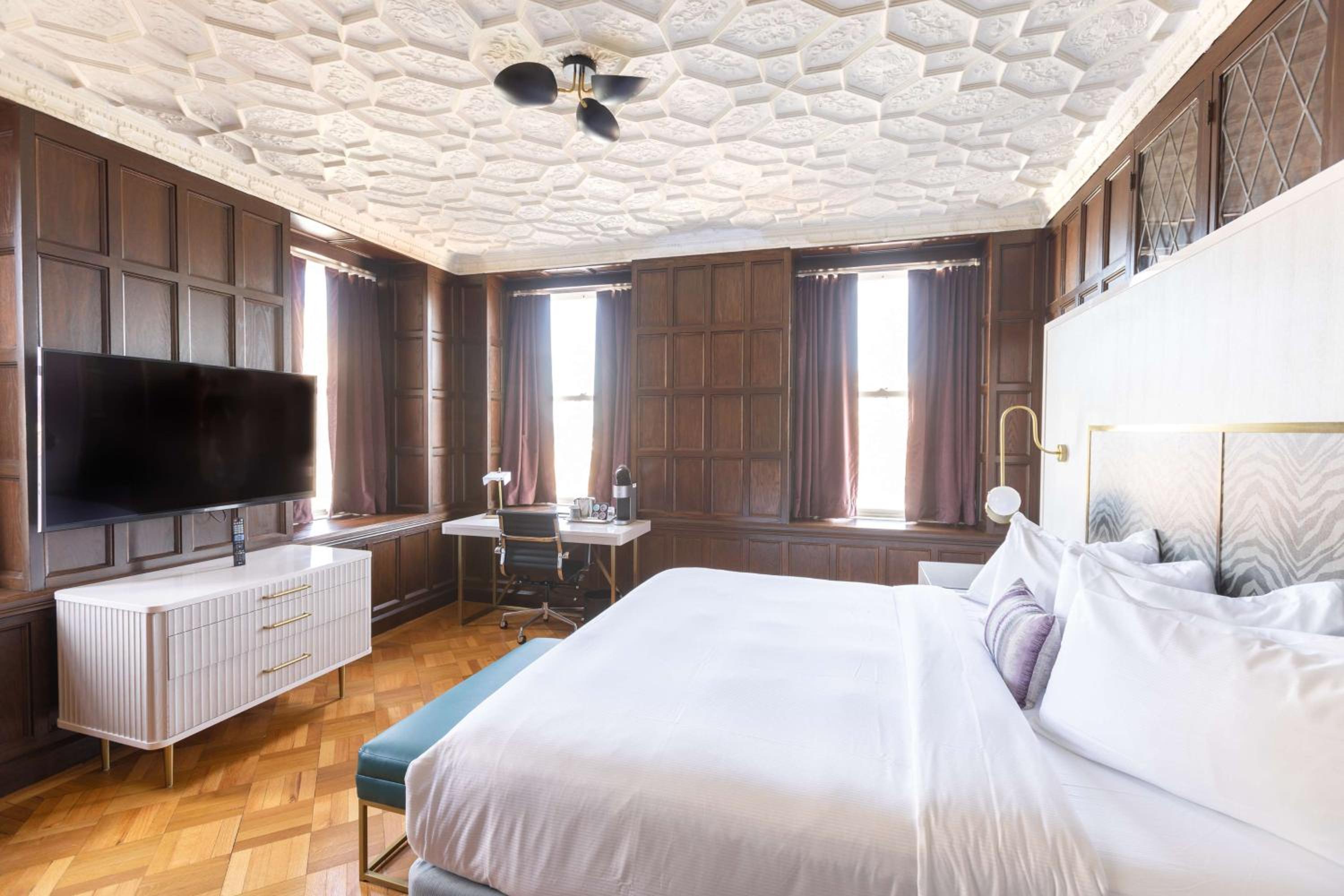 King Studio Suite with City View - Photo 1