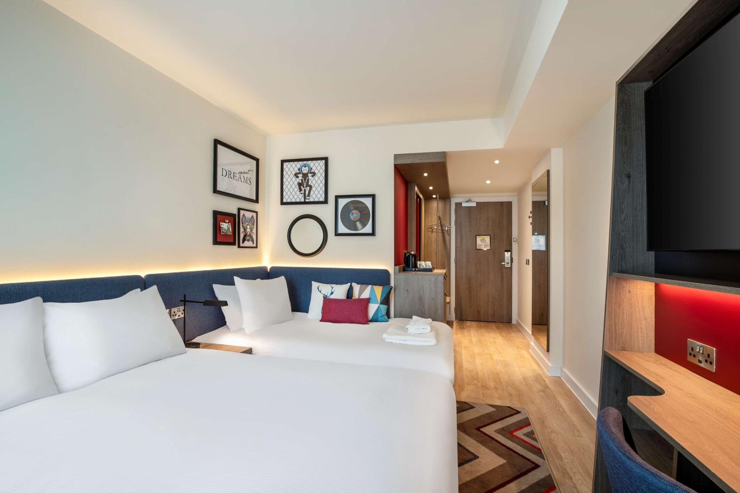 Queen Room with Sofa Bed - Photo 12