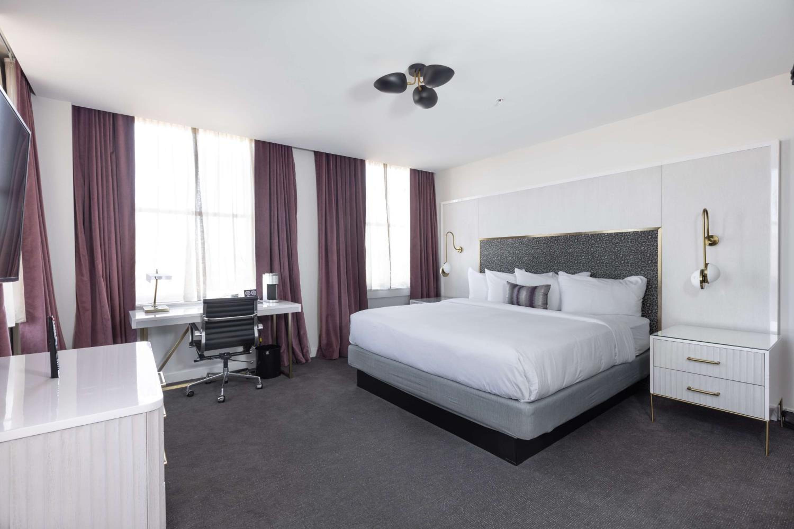 Deluxe King Room With City View - Photo 4