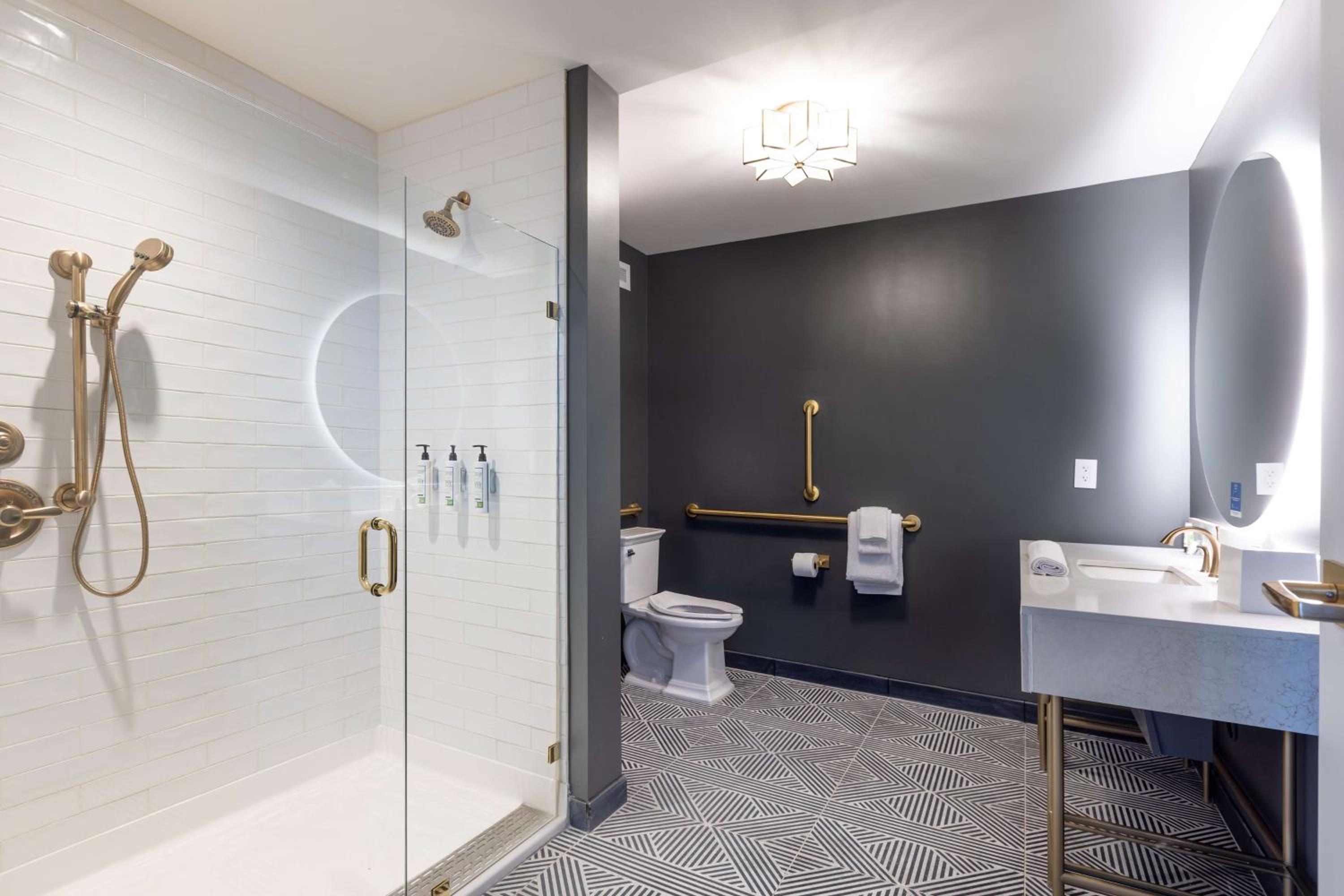 Queen Room with Roll-In Shower - Mobility and Hearing Access - Photo 3