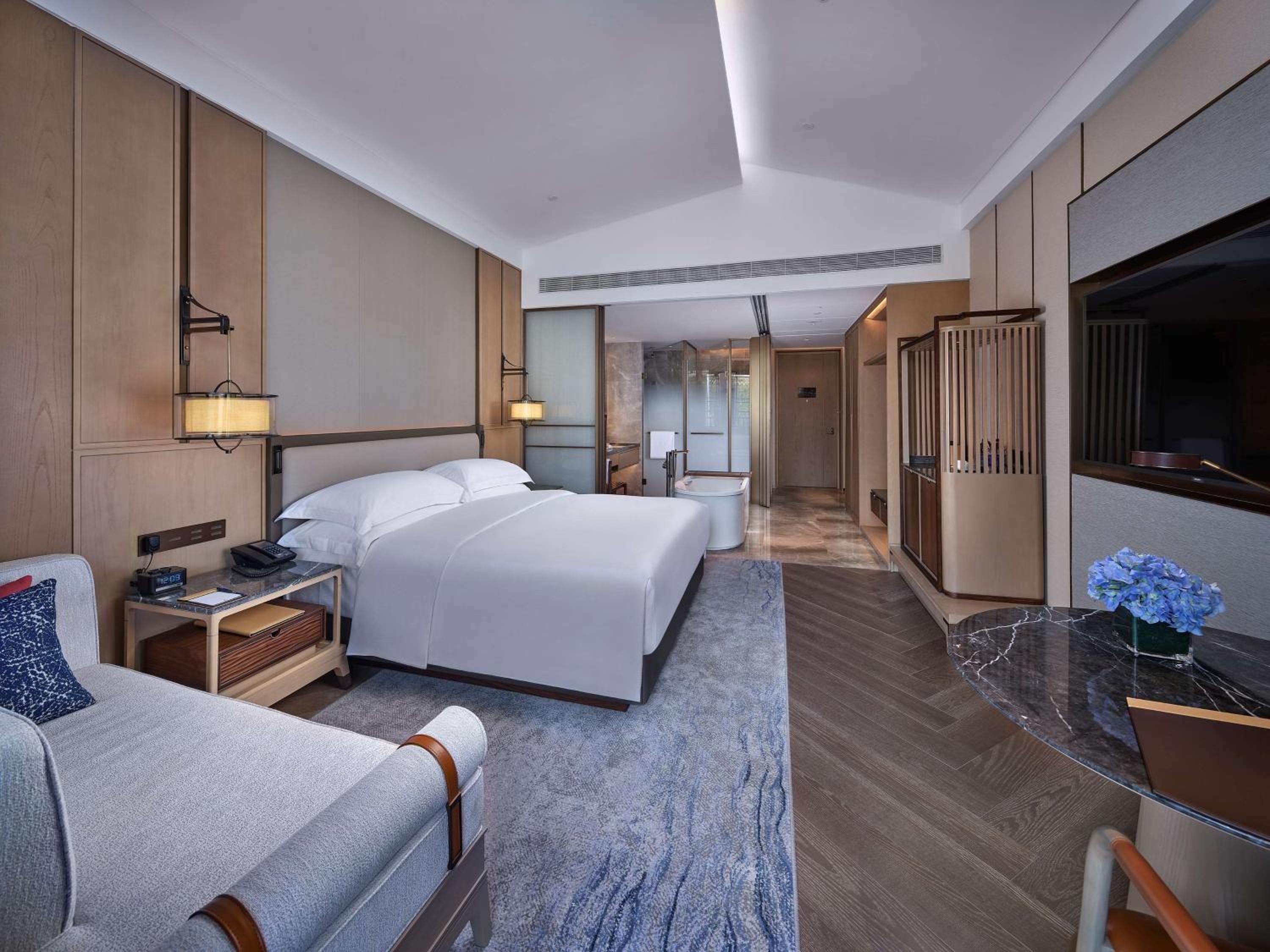 King Guest Room with Balcony - Photo 2