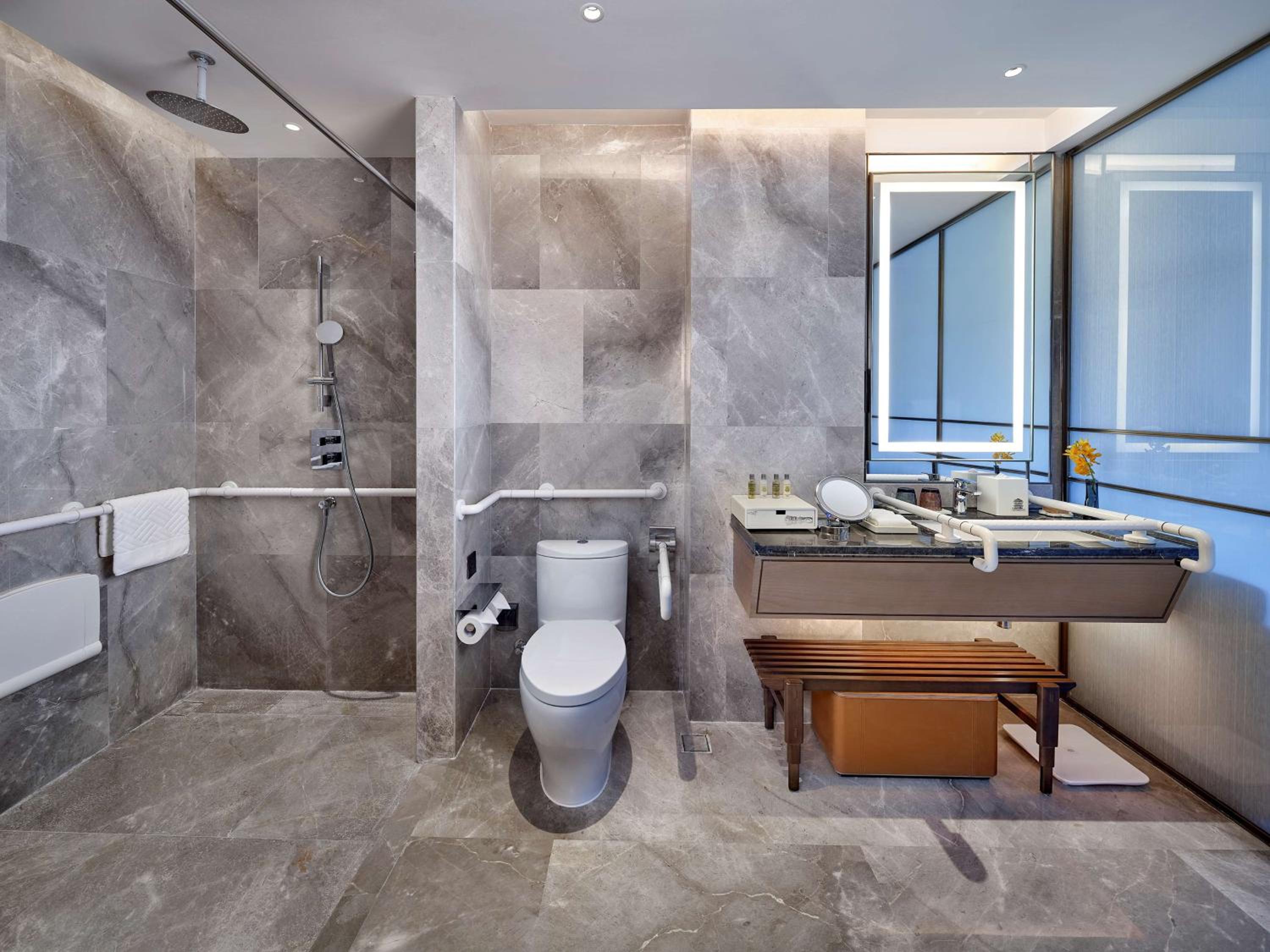 King Room - Mobility Accessible  - Photo 3