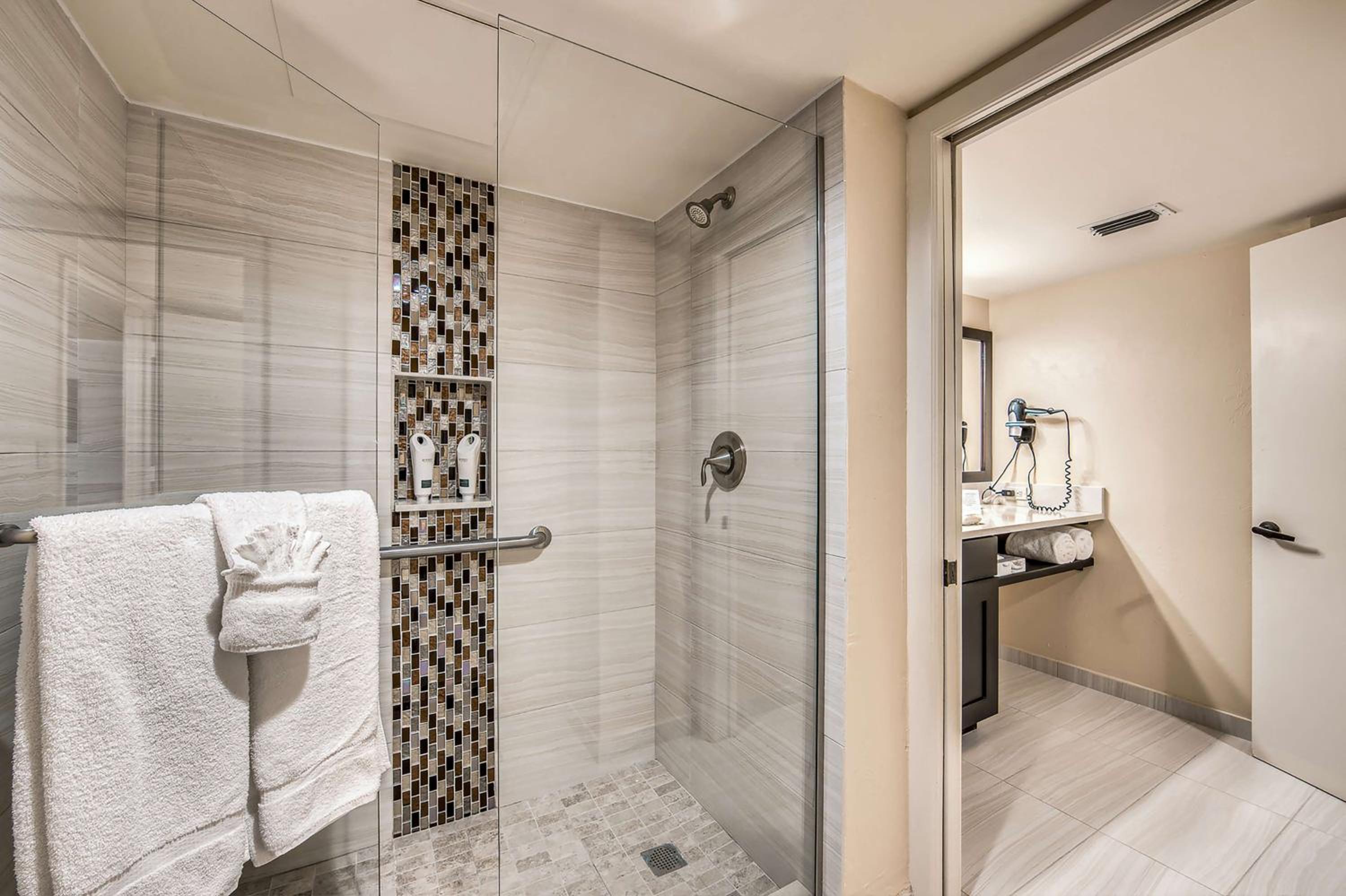 Double Room with Two Double Beds, Balcony and Pool View - Photo 6