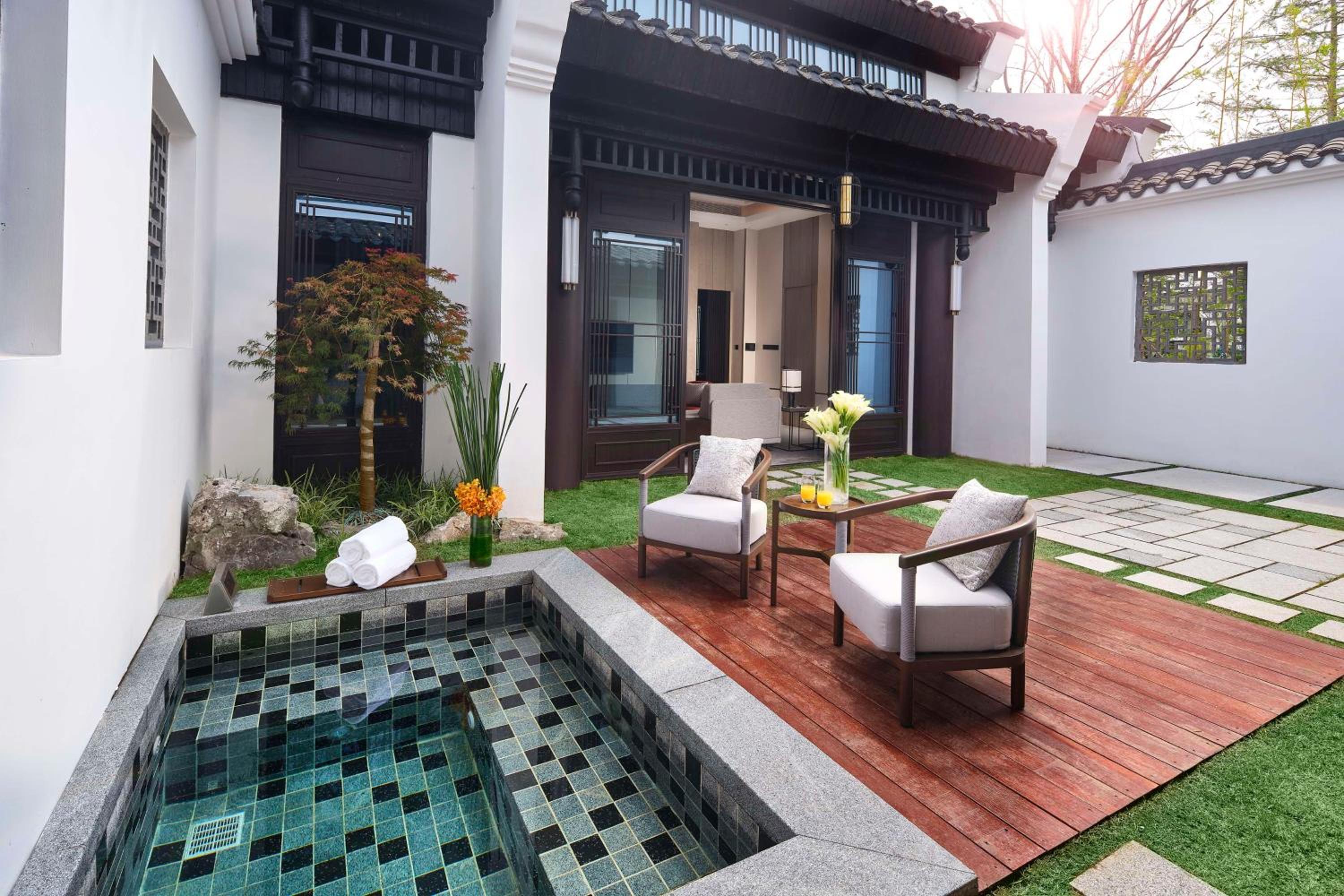 One-Bedroom King Villa with Garden View - Photo 9