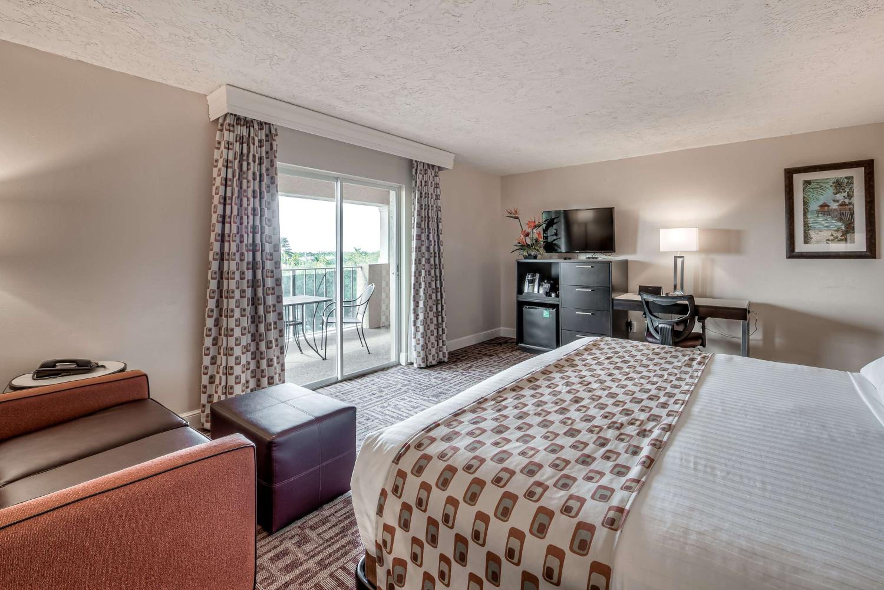 King Room with Sofa Bed and Pool View - Photo 1