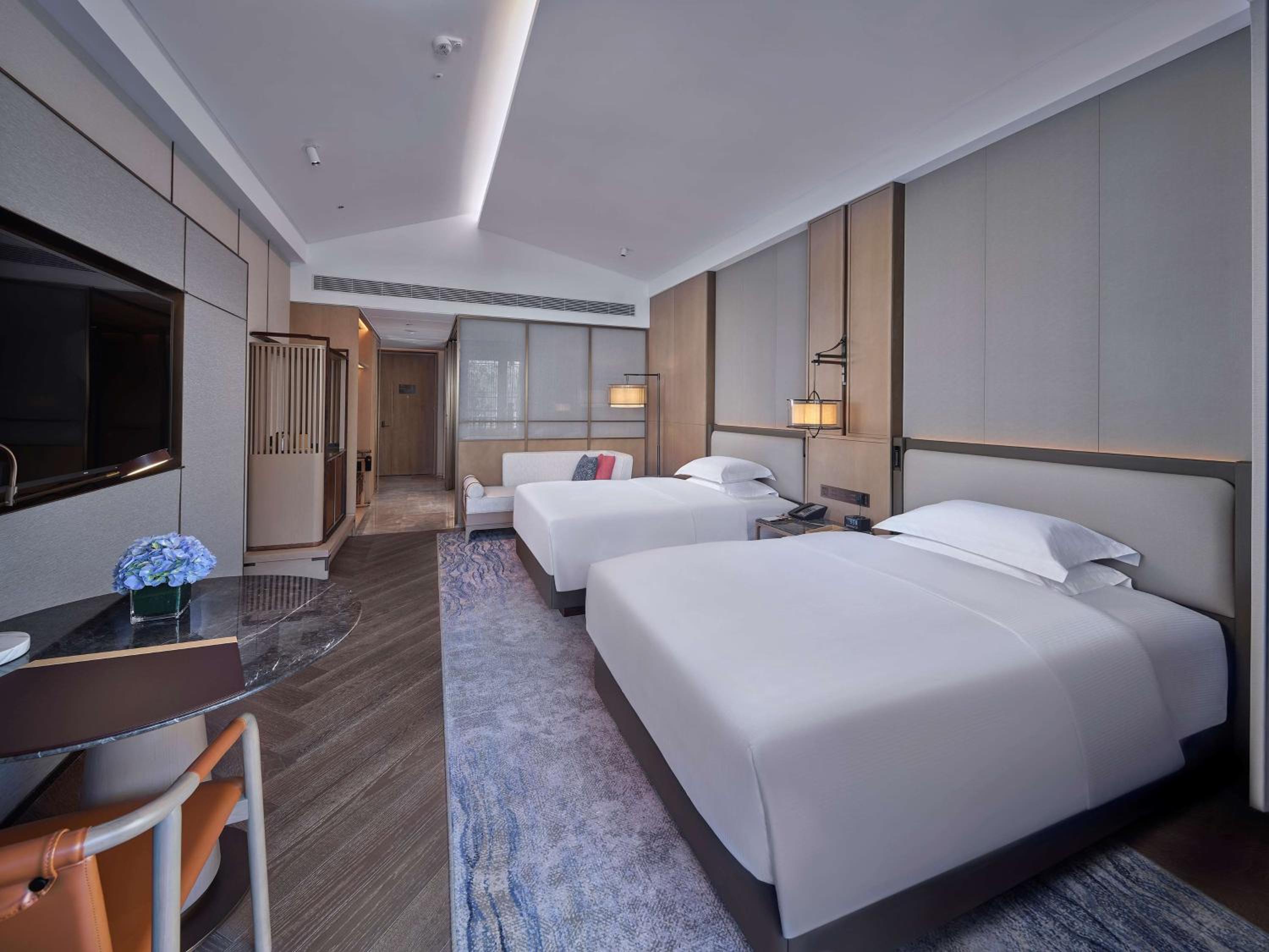 Twin Guest Room with Balcony - Photo 4