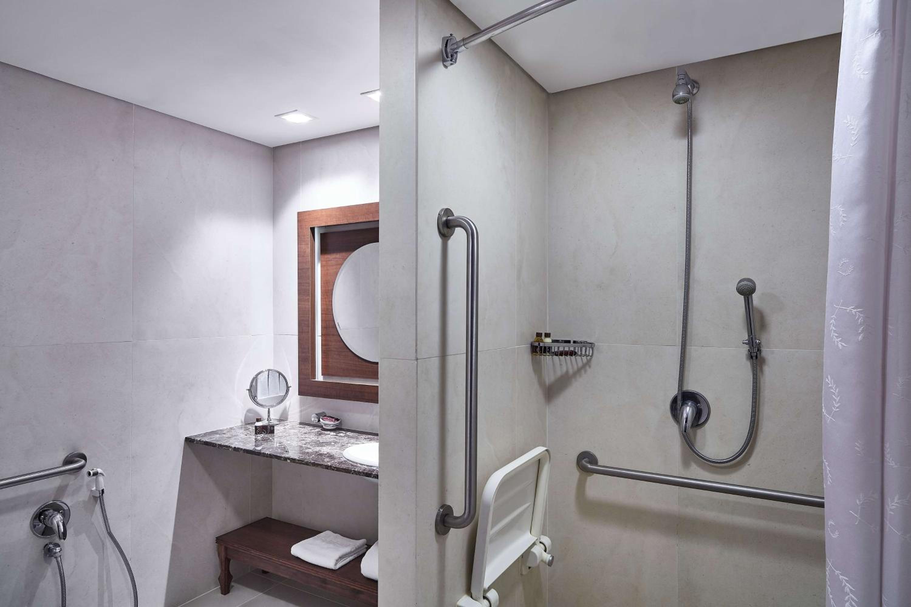 Superior King Room with Roll-In Shower - Mobility Access thumbnail 5
