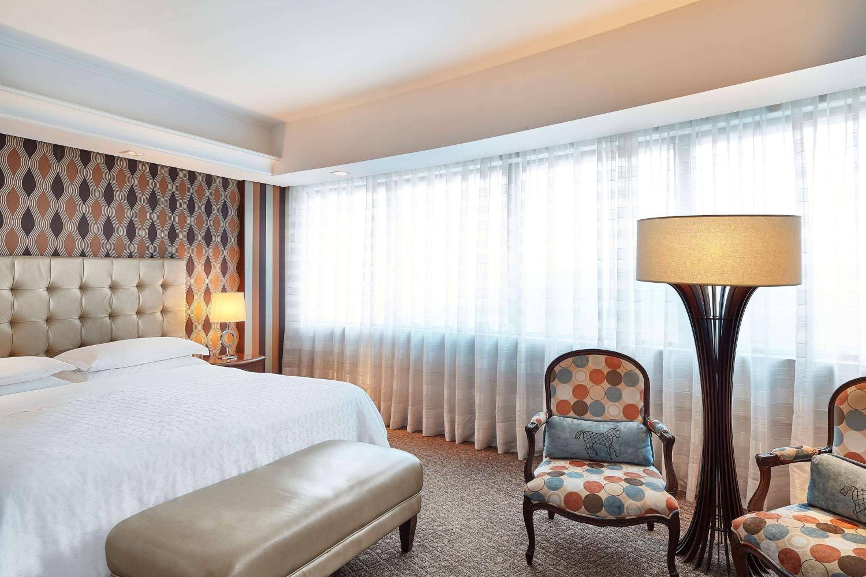 Deluxe King Room - Photo 9