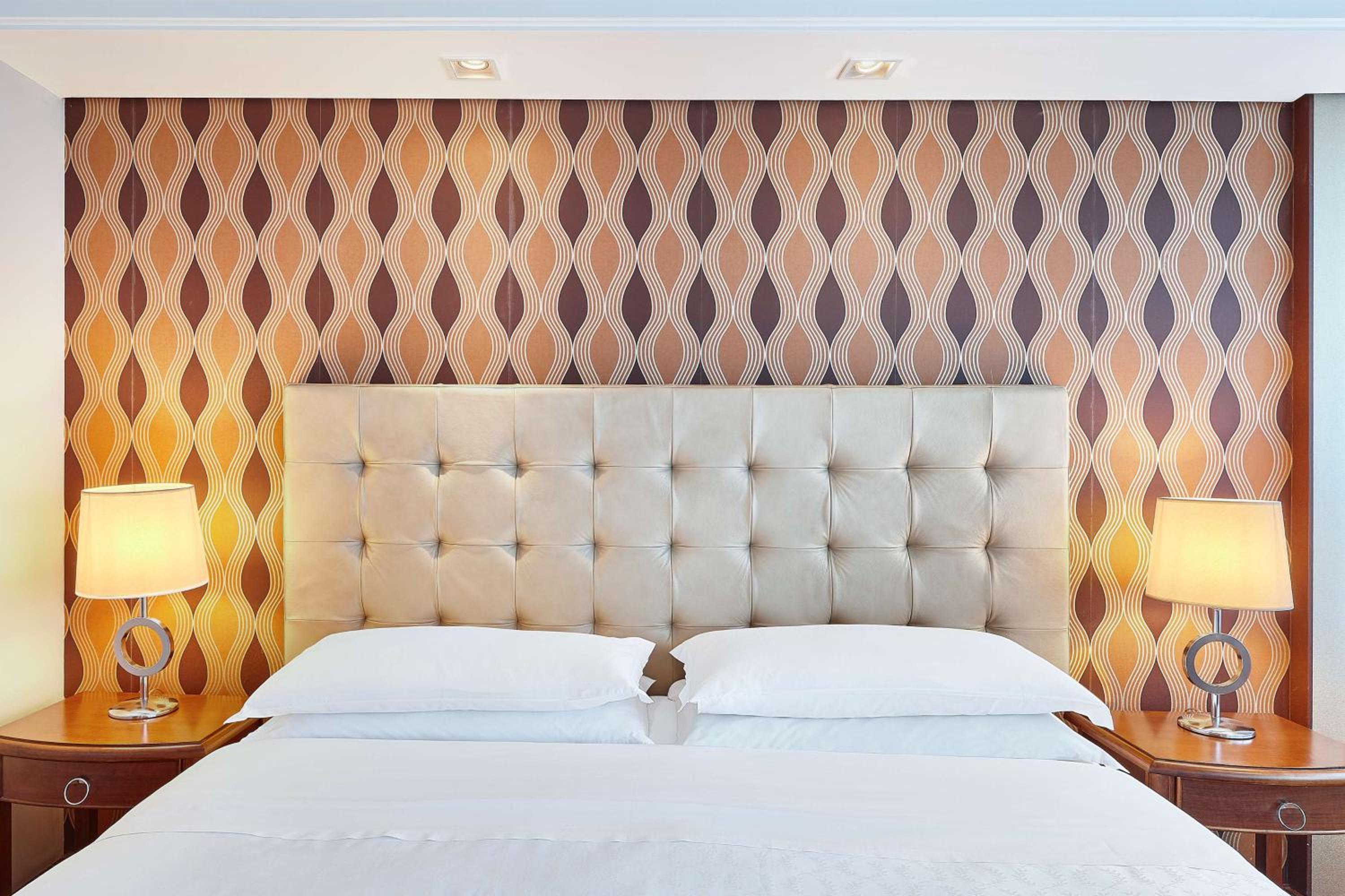 Deluxe King Room - Photo 5