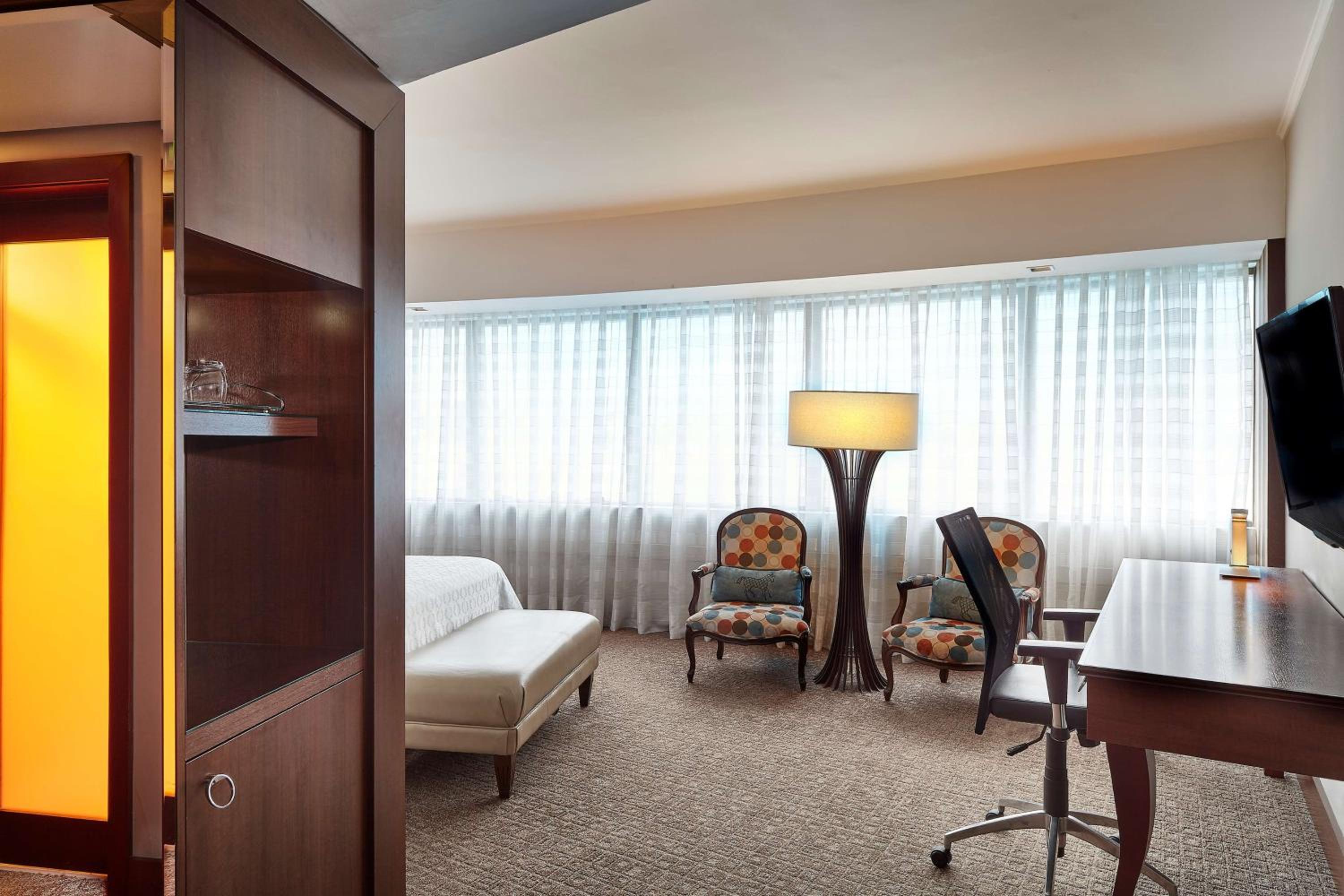 Deluxe King Room - Photo 7