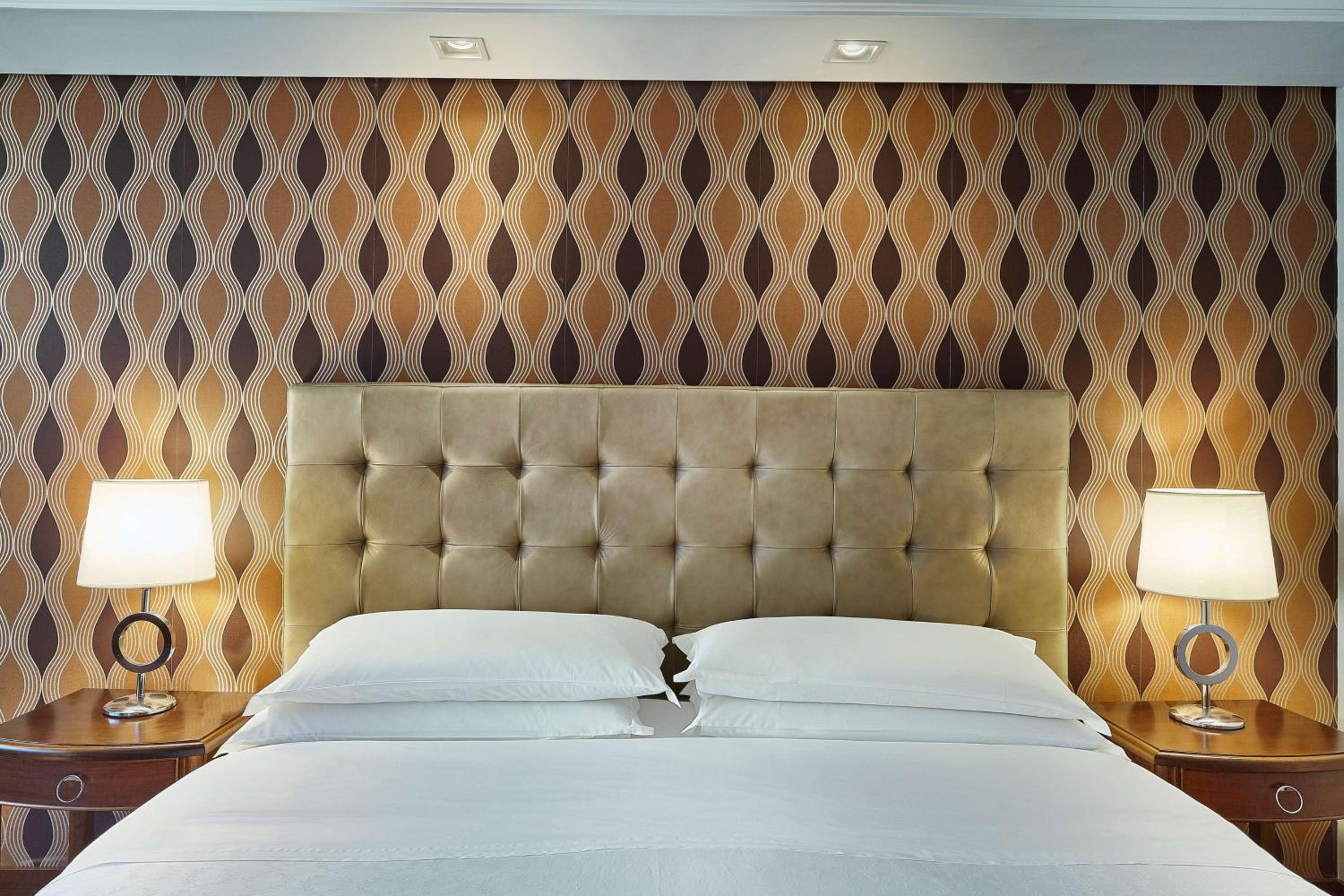 Deluxe King Room - Photo 8