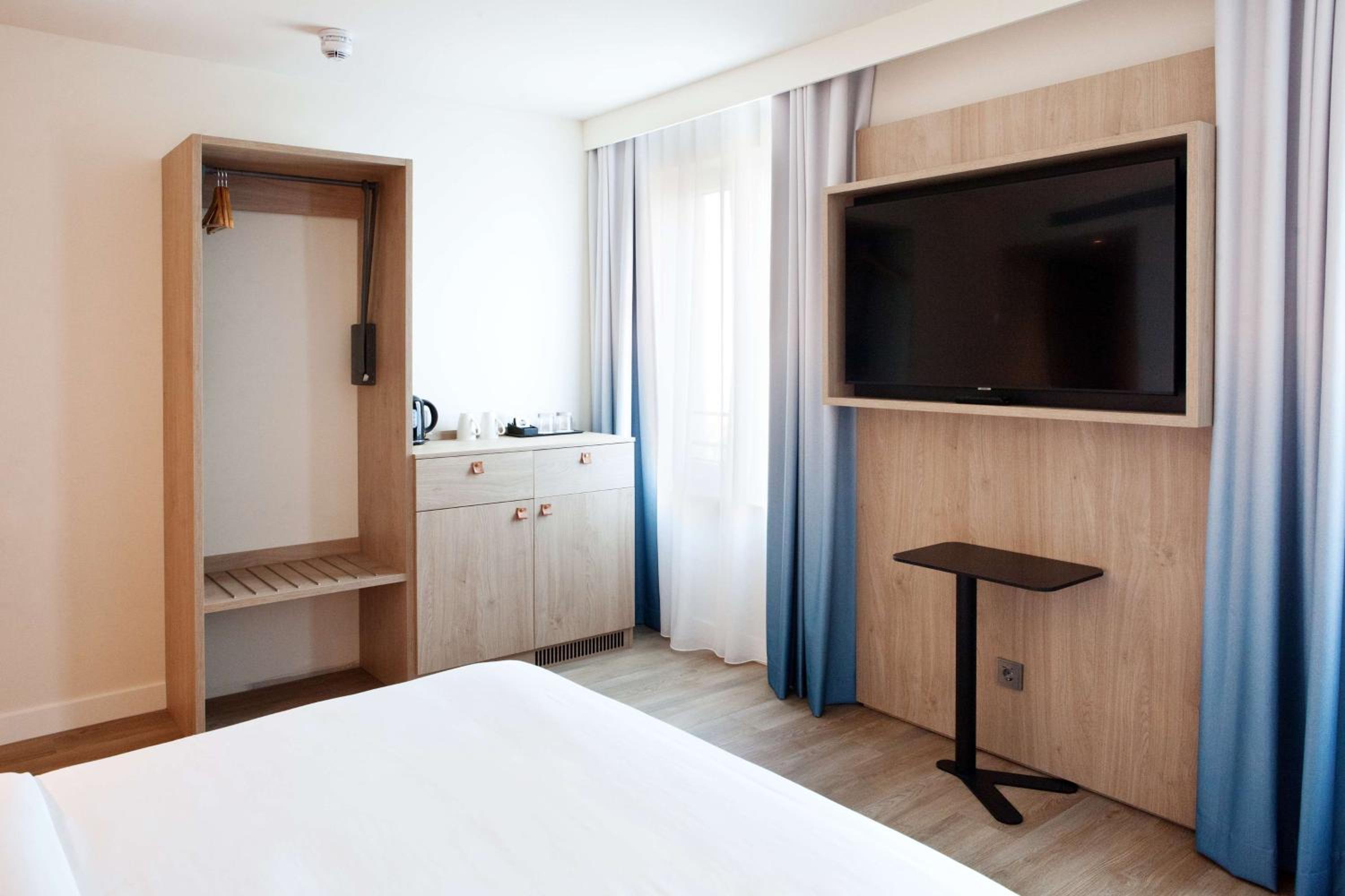 Accessible King Room with Sofa Bed - Photo 14