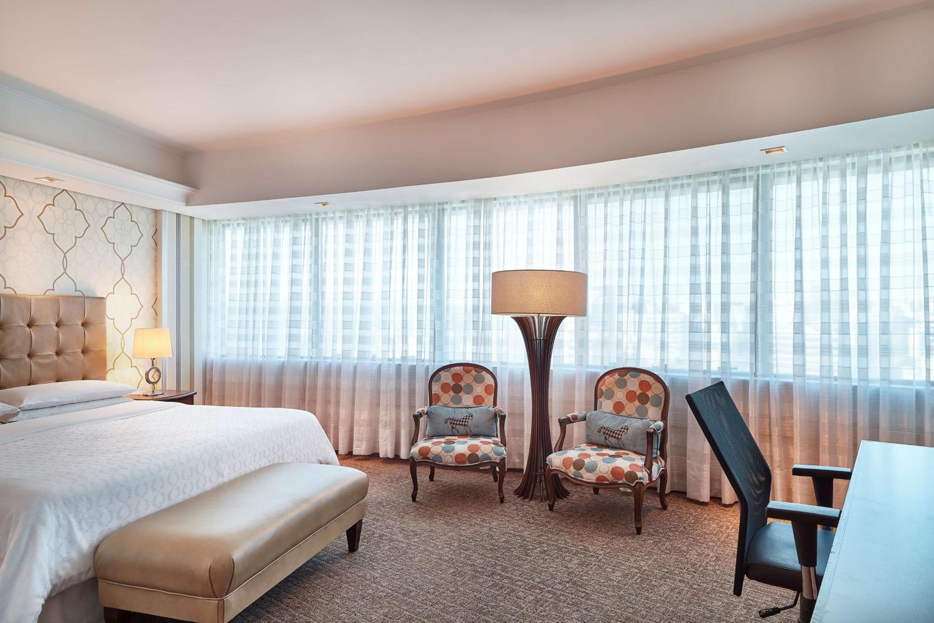 Executive King Room thumbnail 6